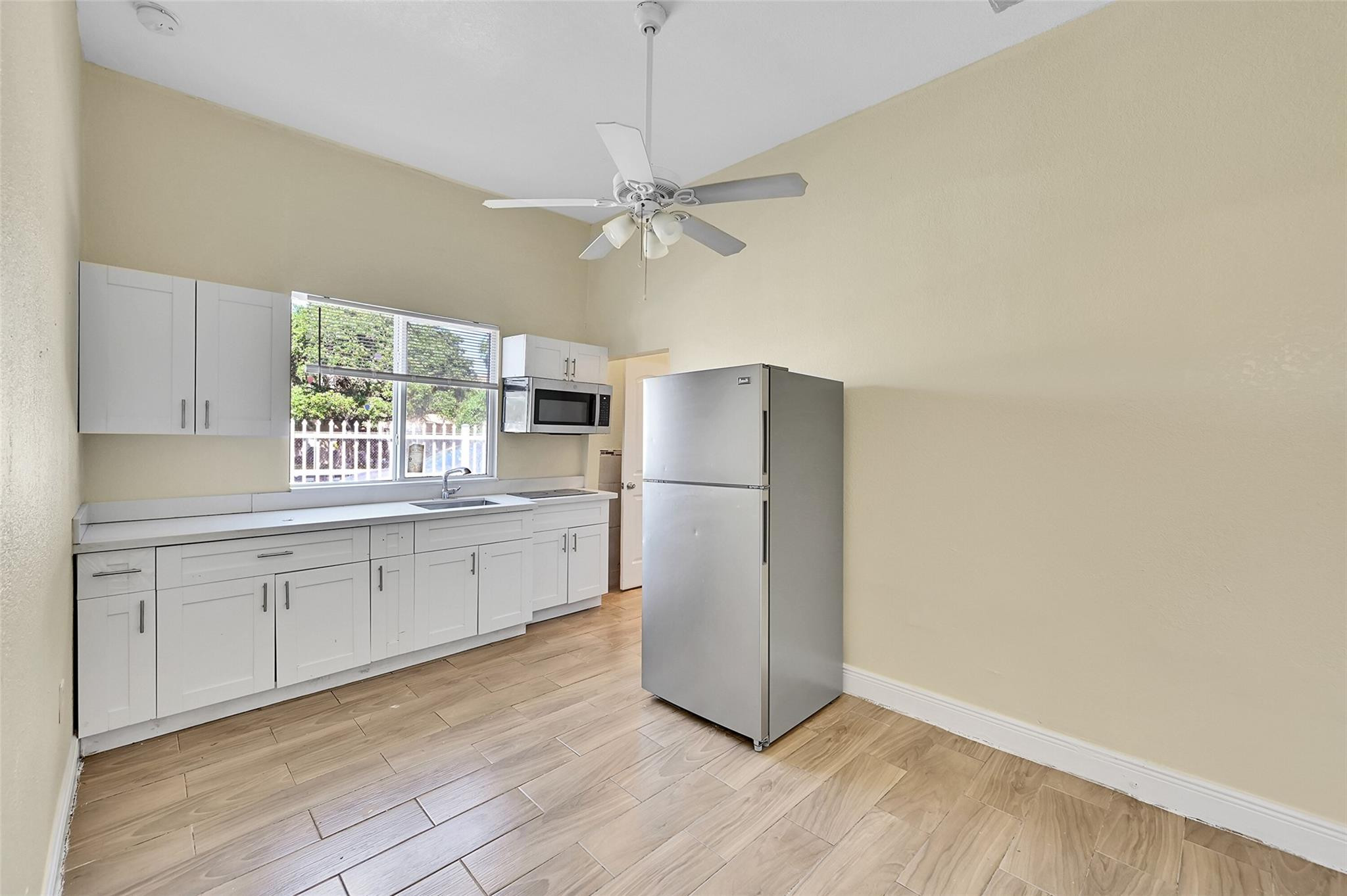 526 NW 15TH Way — Photo 4