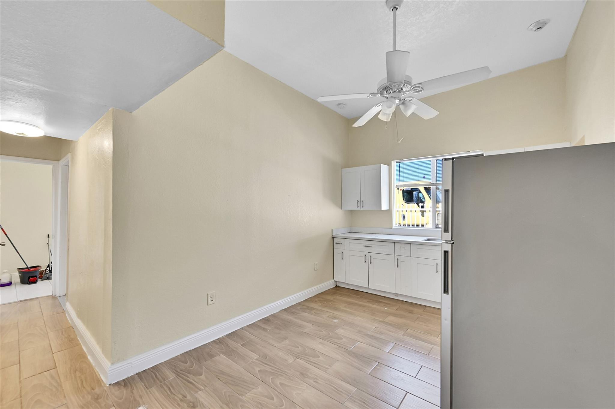 526 NW 15TH Way — Photo 3
