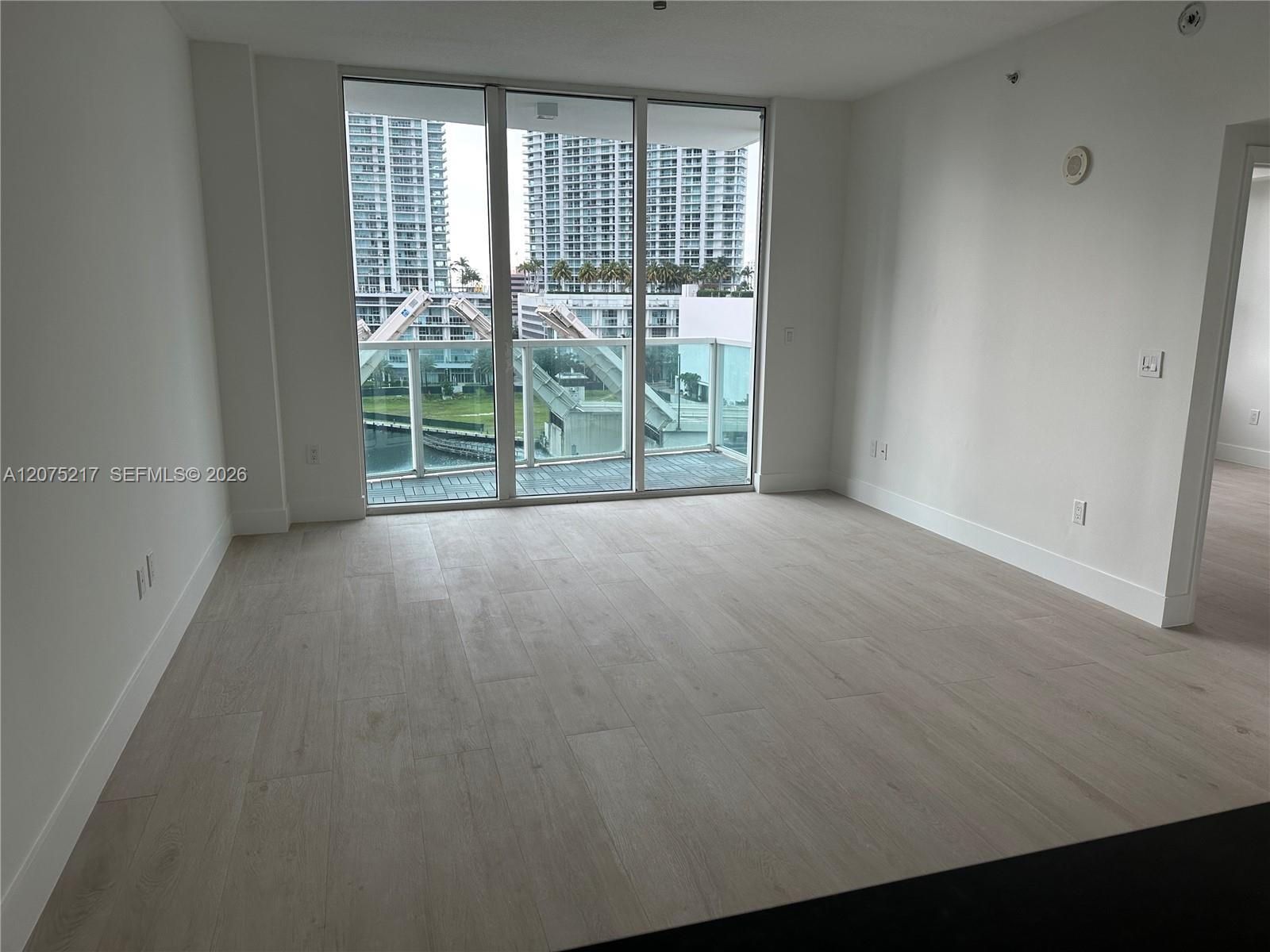 31 SE 5th St # 1007 — Photo 2