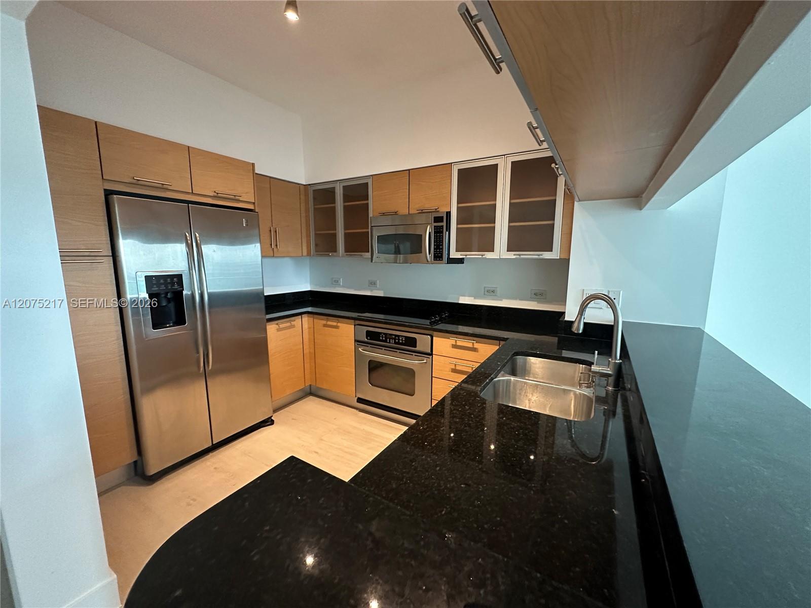 31 SE 5th St # 1007 — Photo 3