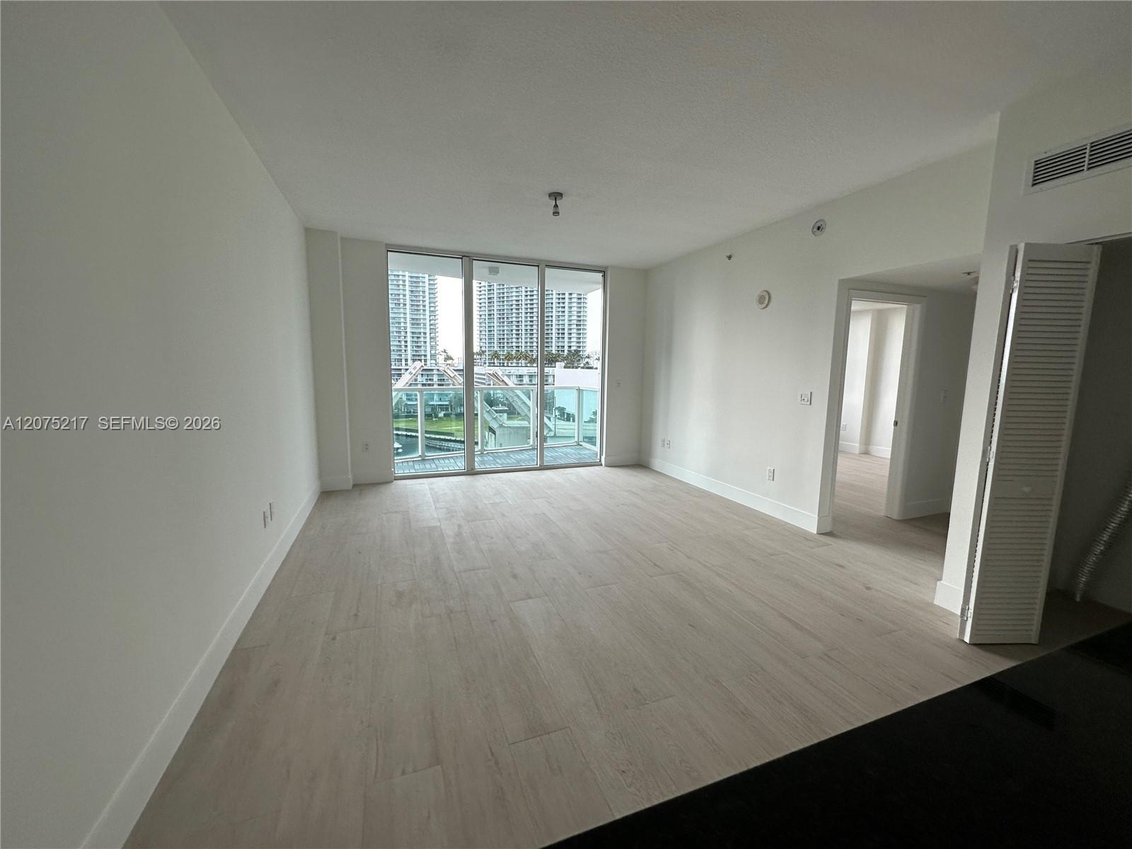 31 SE 5th St # 1007 — Photo 5