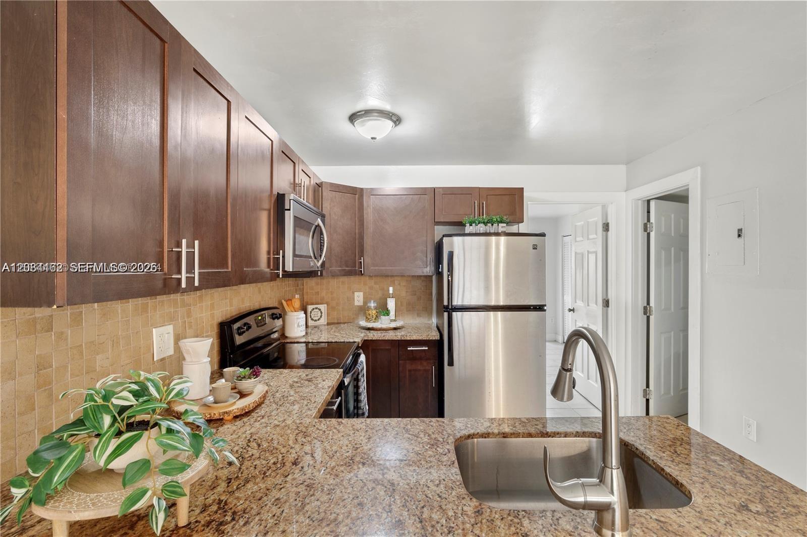 7241 Miami Lakes Dr # D19 — Photo 2