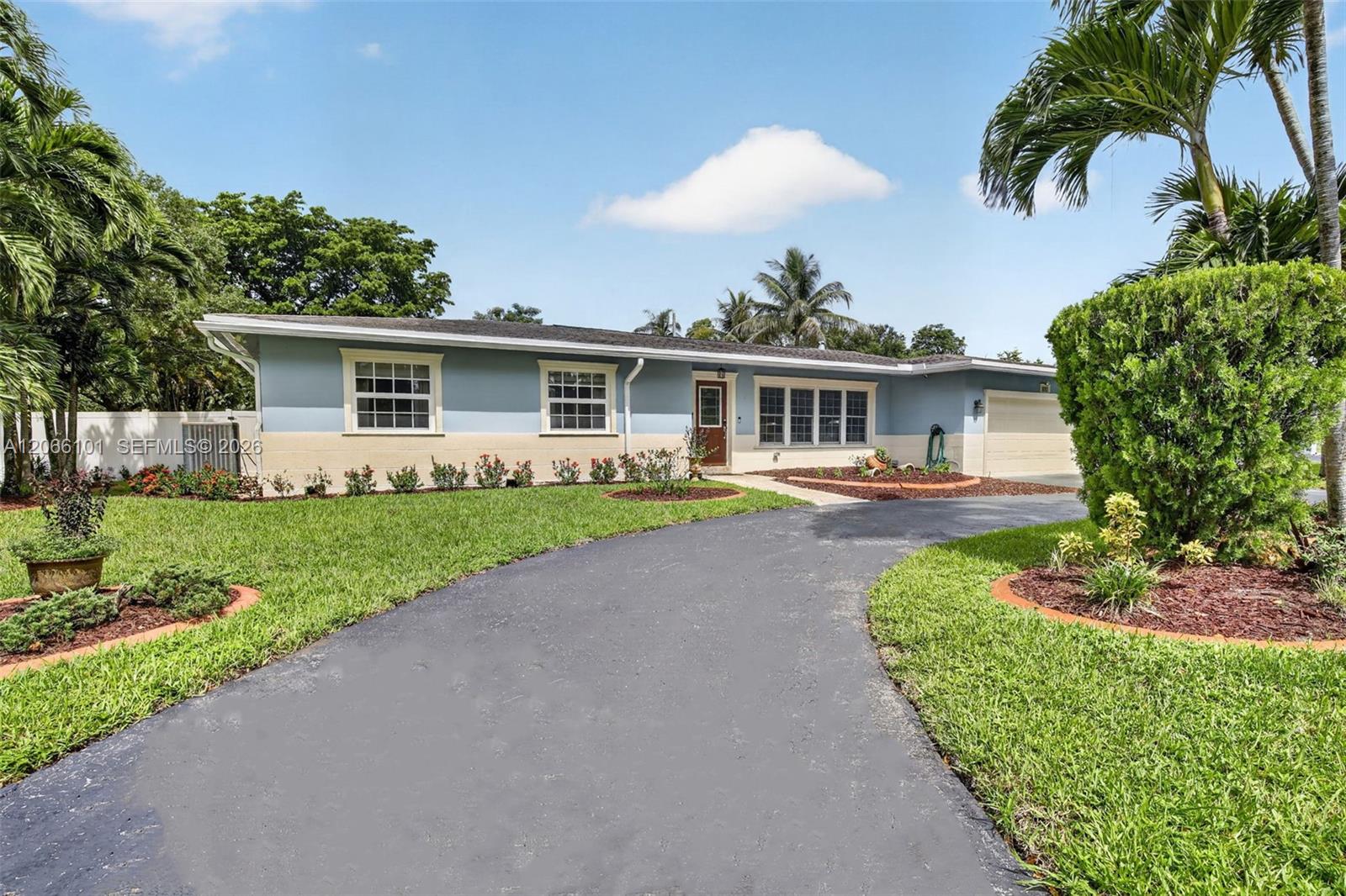 801 Ixora Ln, Plantation FL 33317