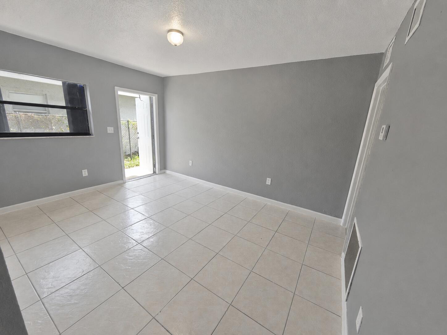 421 NW 7TH Terrace # 4 — Photo 4
