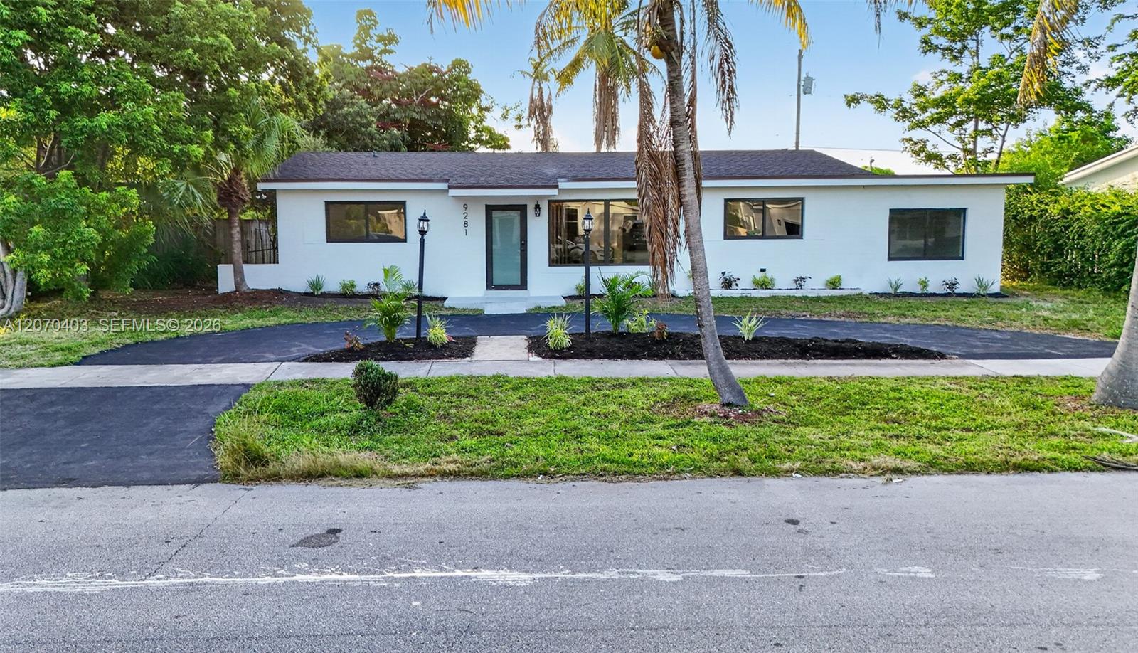 9281 Martinique Dr — Photo 2