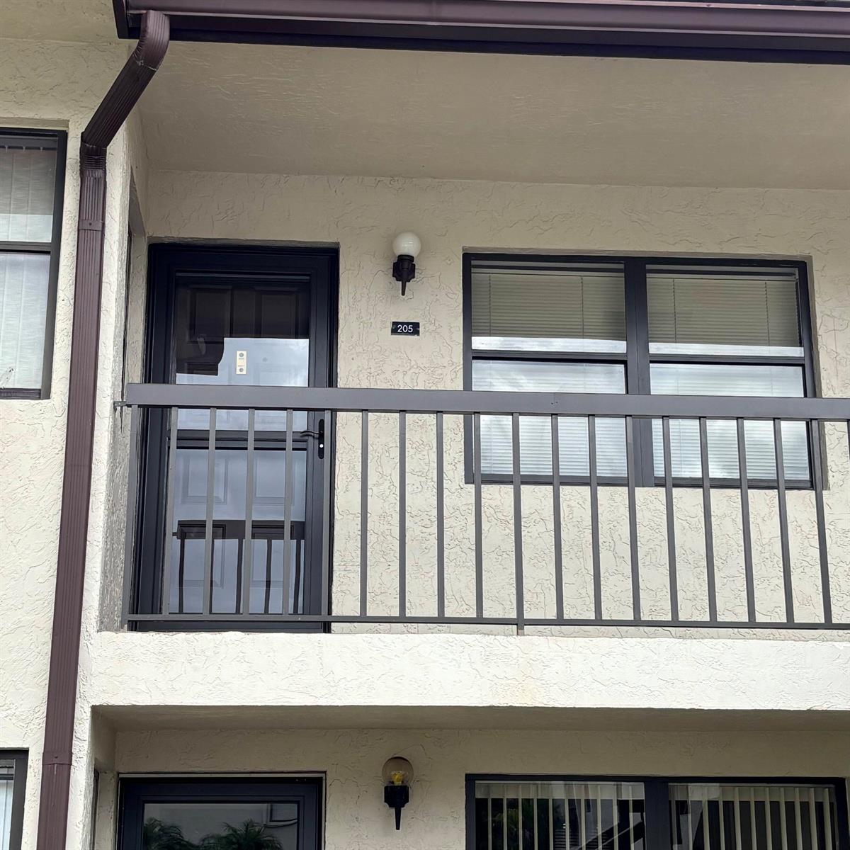 02-exterior-unit-205-balcony
