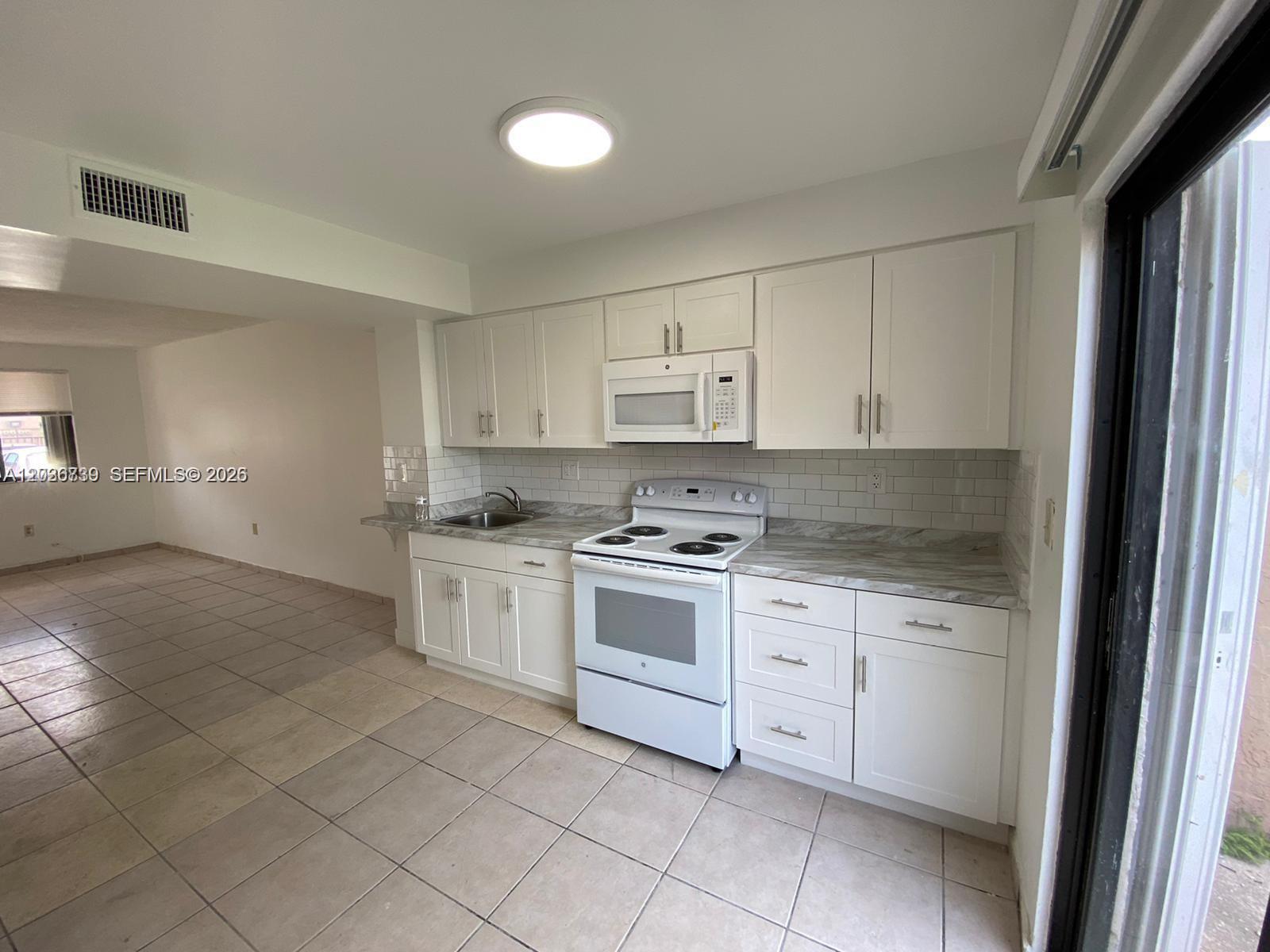 1813 SW 107th Ave # 2402 — Photo 3