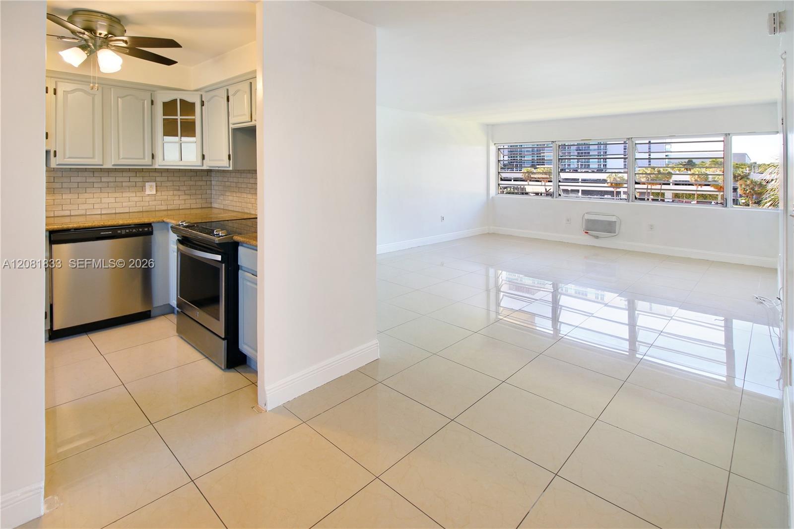 220 Kings Point Dr # 304 — Photo 2