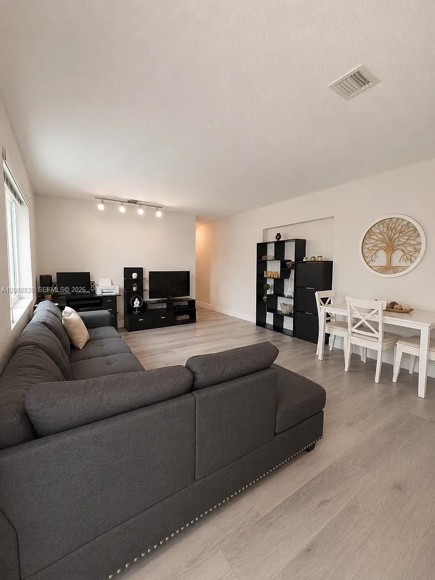 8260 SW 27th Ter — Photo 3