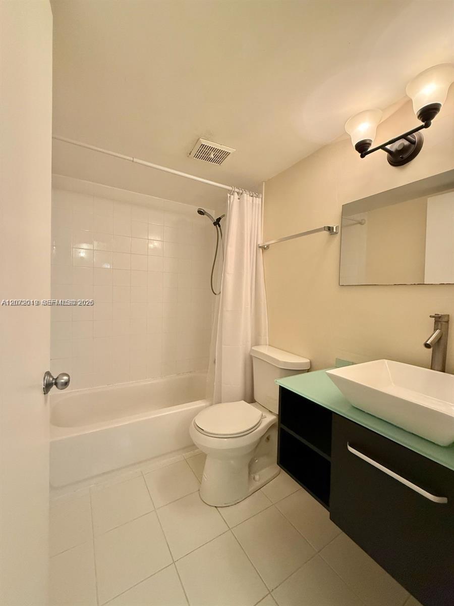 1720 NW N River Dr # 413 — Photo 2
