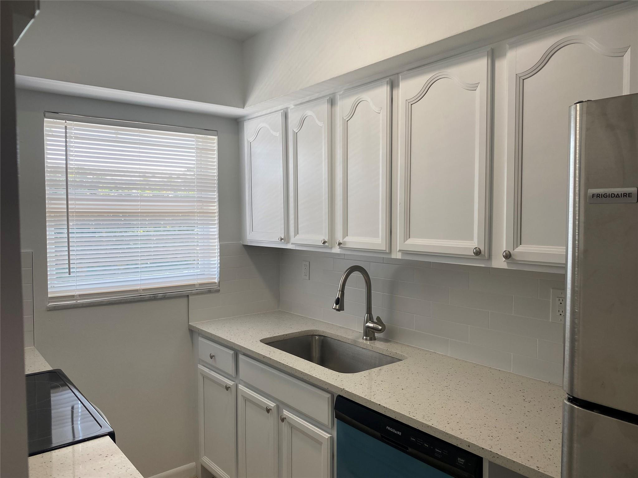 853 SE 4TH Court Apt 14 — Photo 4