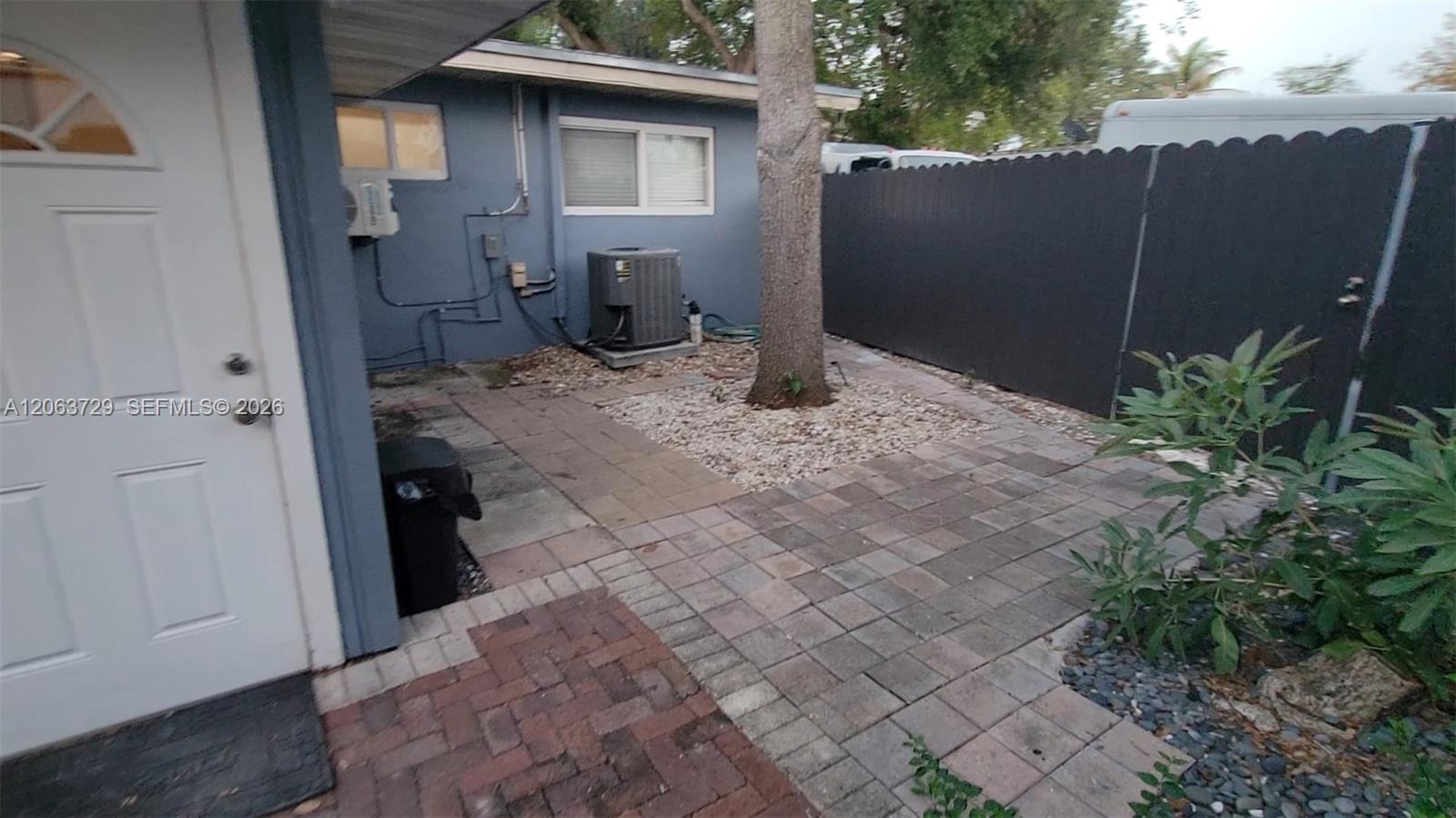 1115 SW 25th Ave # B — Photo 2