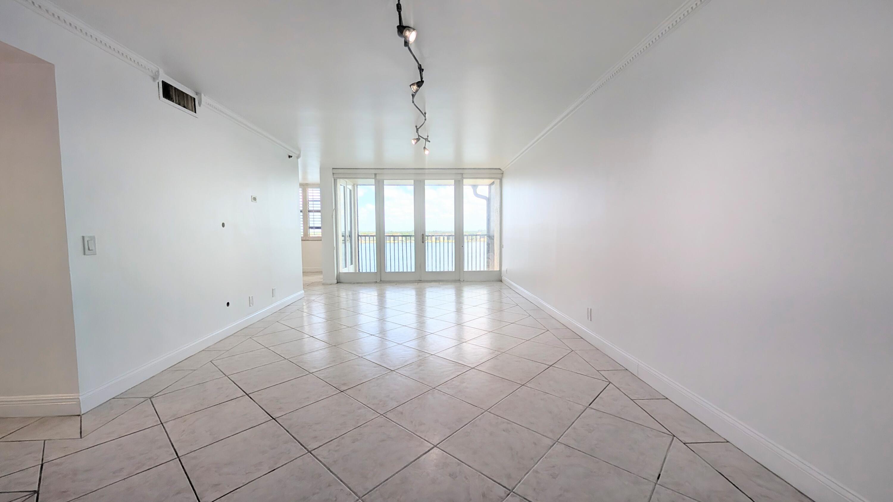105 Lake Emerald Drive # 810 — Photo 3