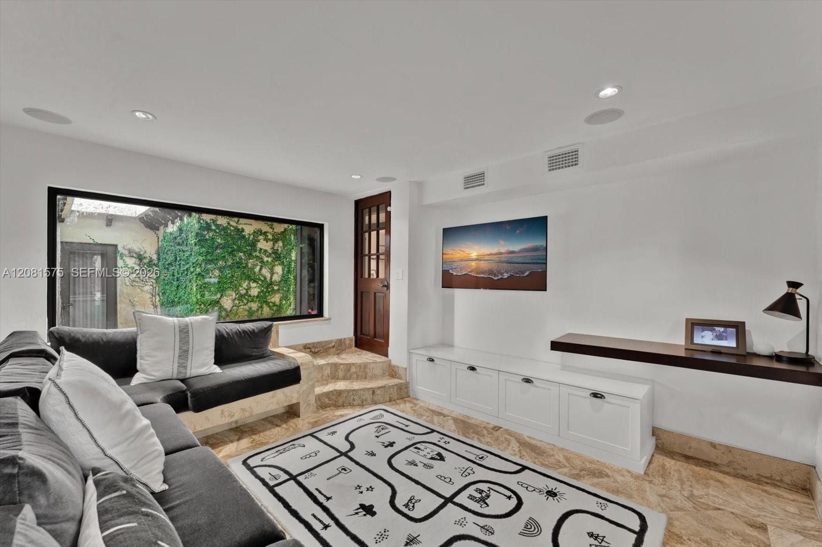 9204 NE 10th Ave — Photo 5