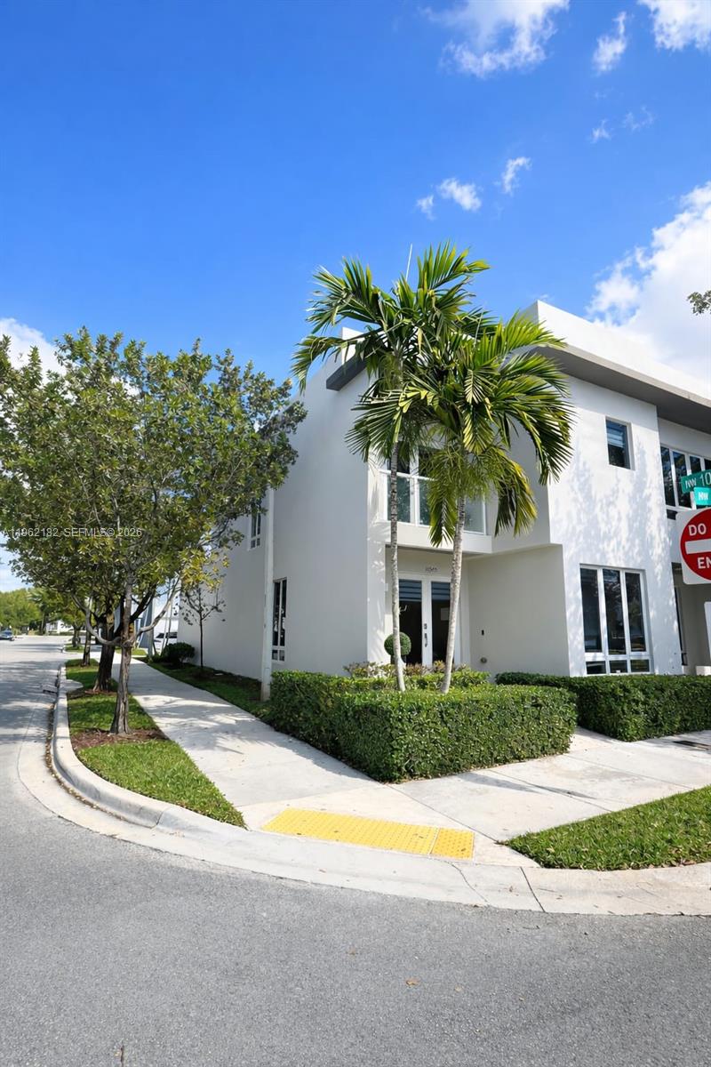 10565 NW 64th Way, Doral FL 33178