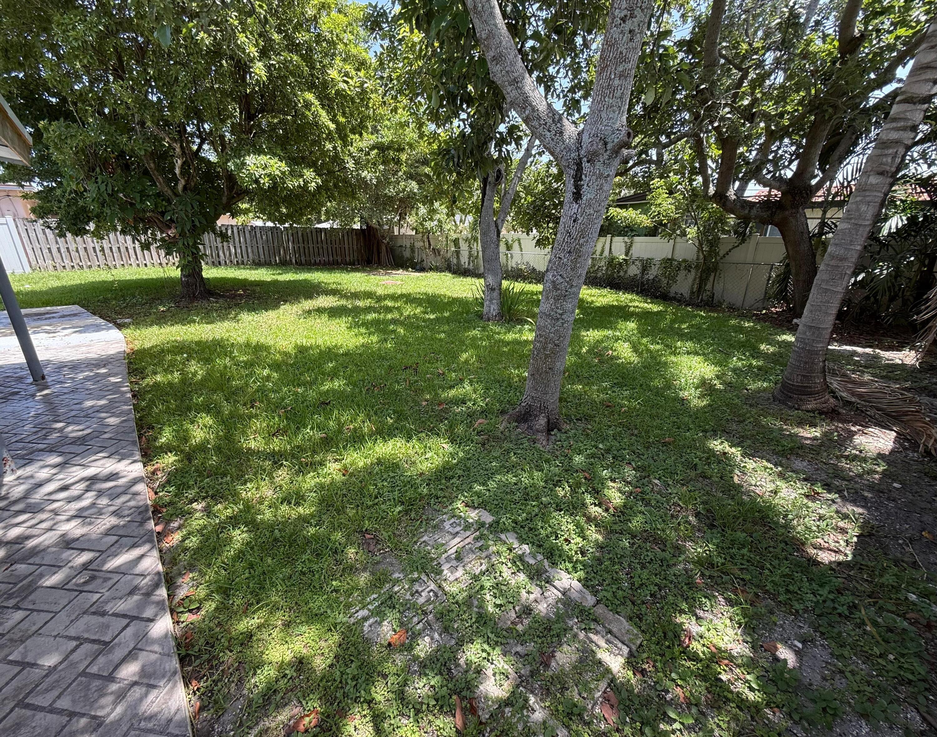 637 SW 2ND Street — Photo 3
