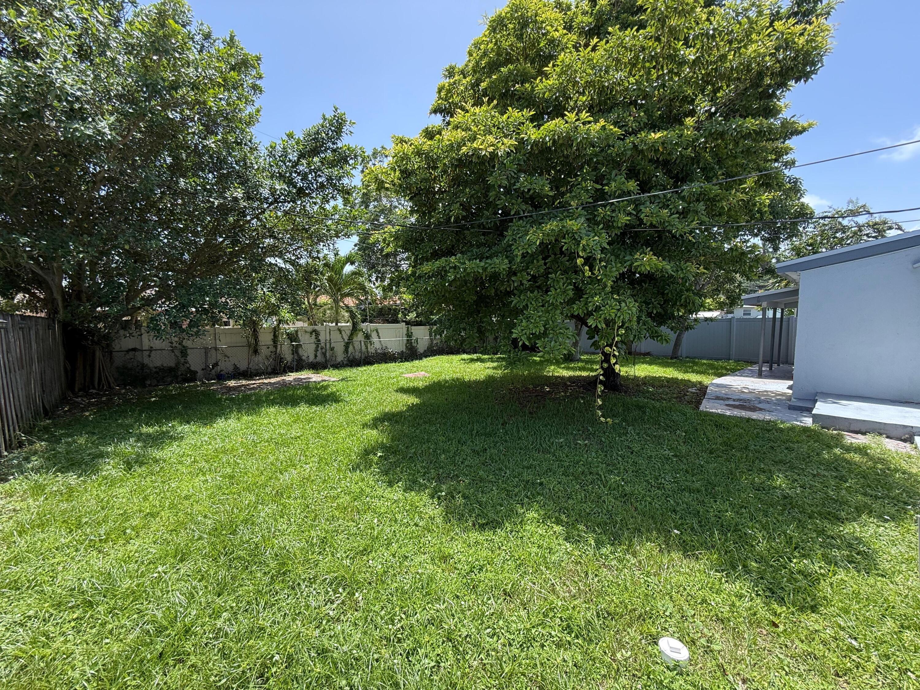 637 SW 2ND Street — Photo 2