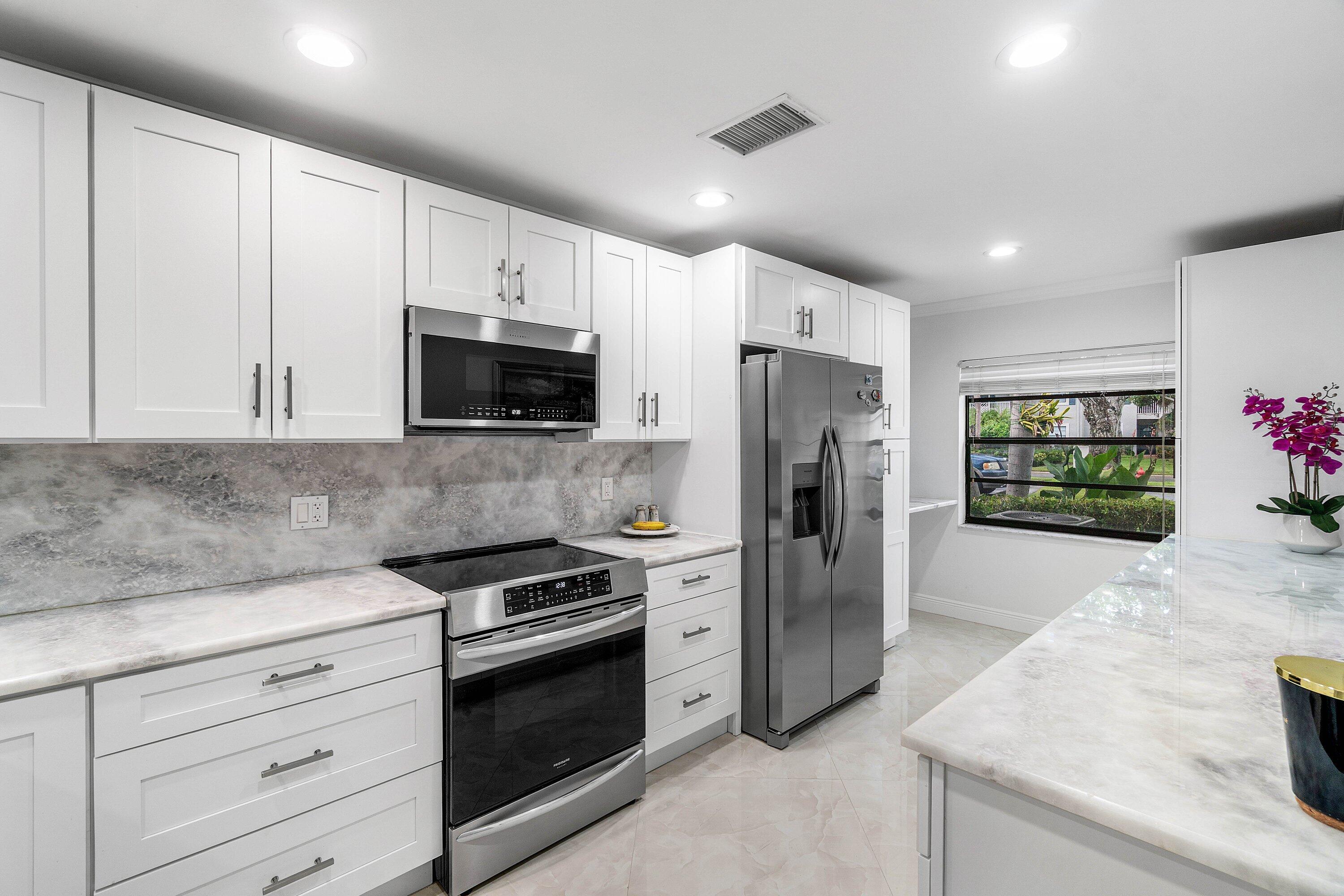 34 STRATFORD Lane W # C — Photo 4