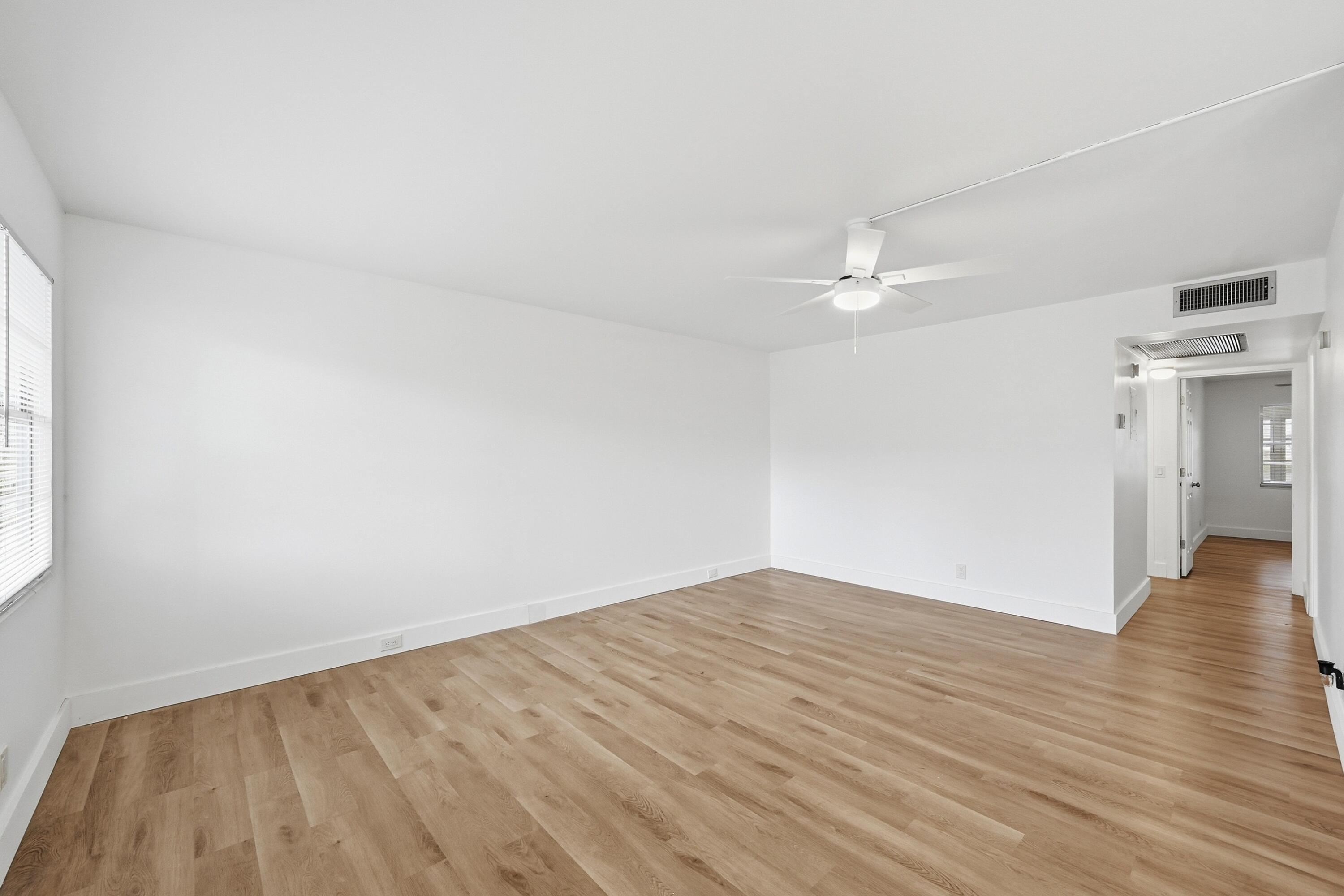 1043 Cornwall C — Photo 5