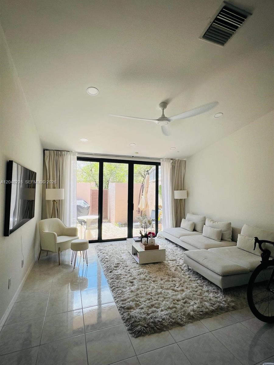 1269 NW 123rd Ave, Pembroke Pines FL 33026