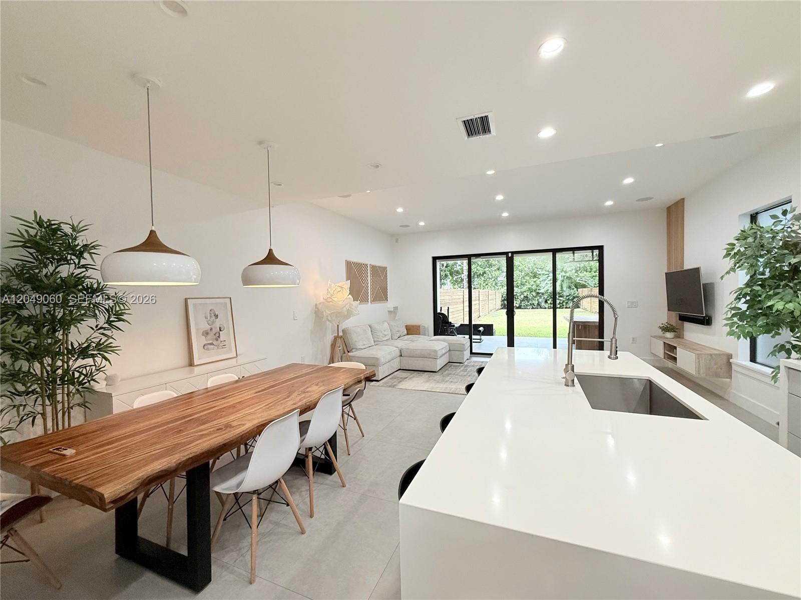 8871 SW 28th St — Photo 3