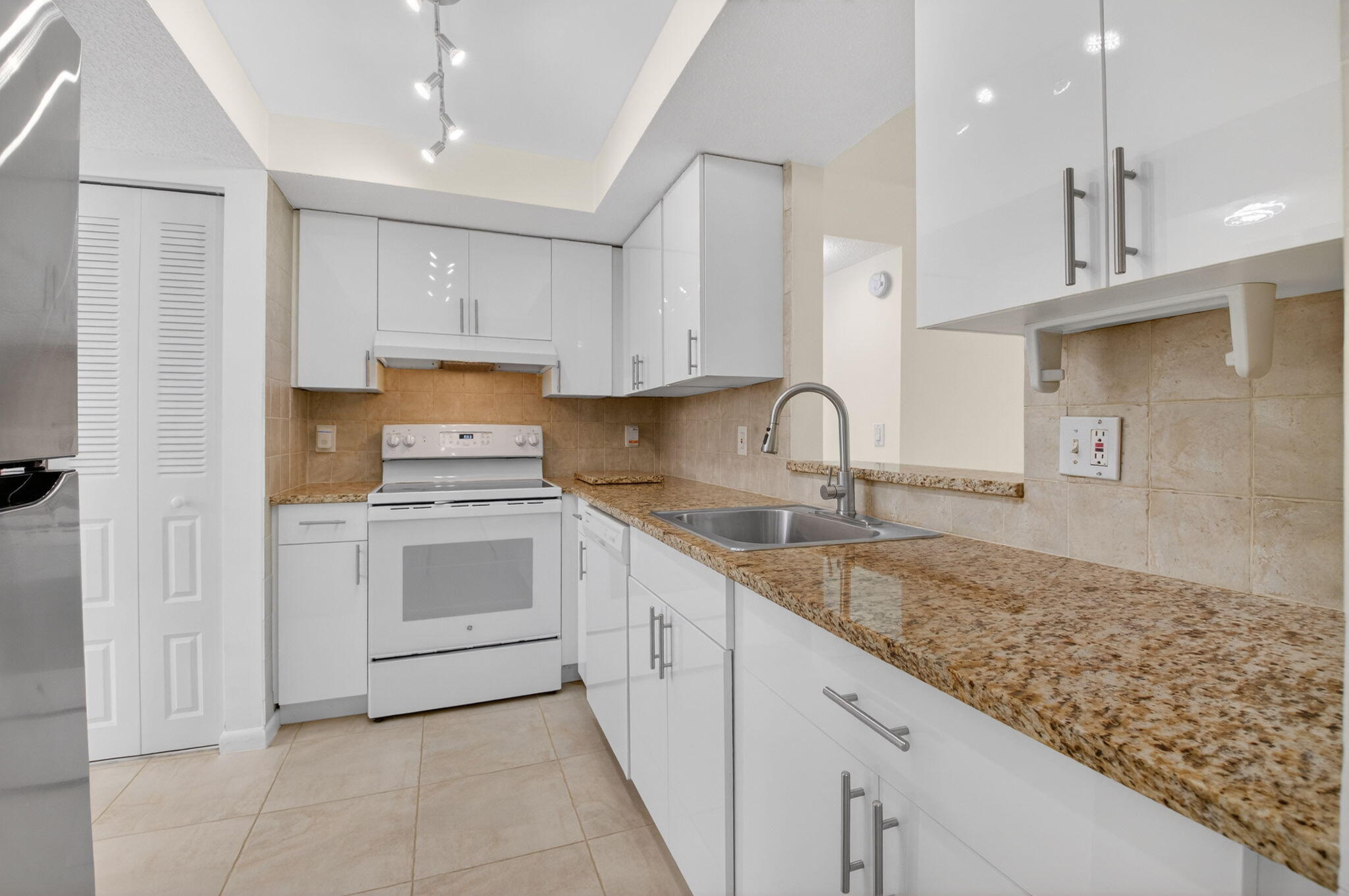 10 Willowbrook Lane # 207 — Photo 4