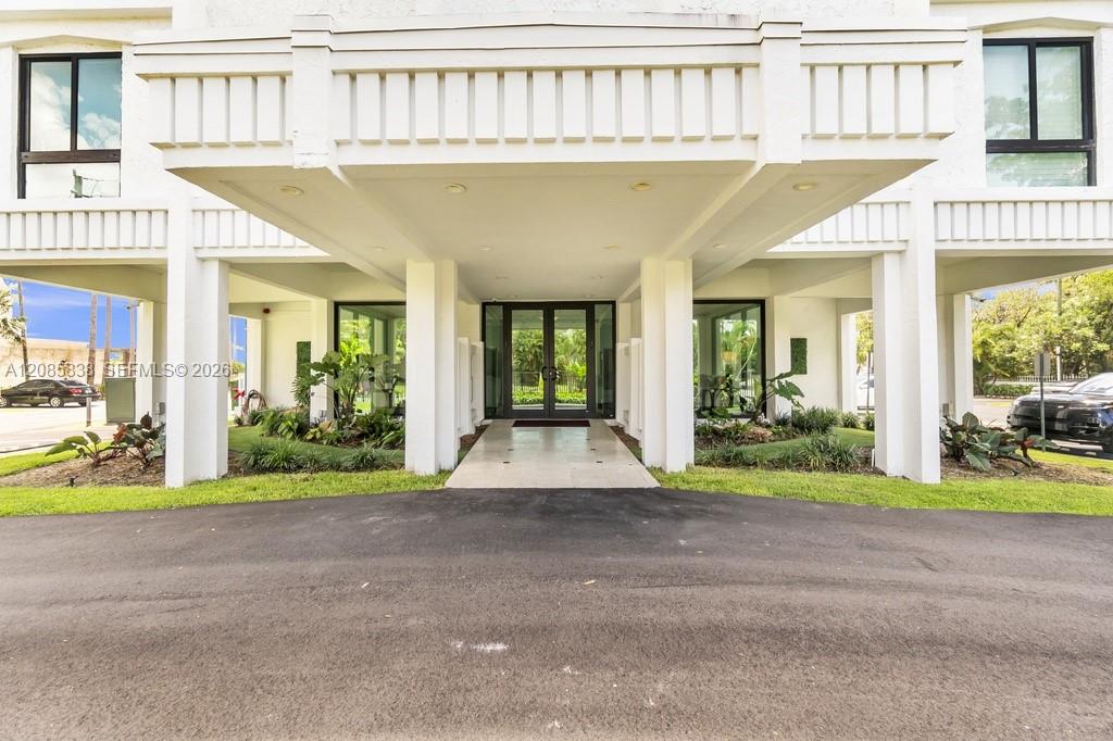 1600 S Bayshore Ln # 4C — Photo 3