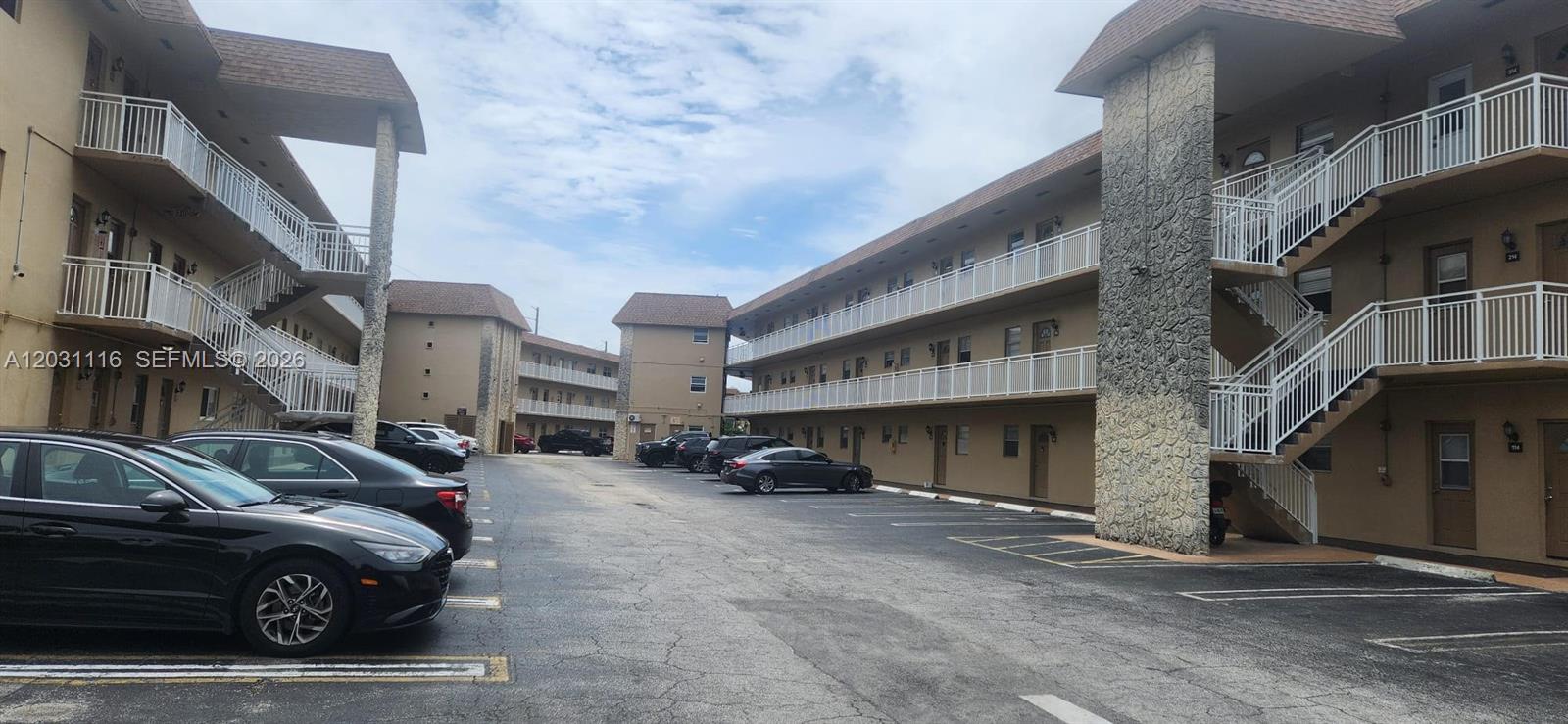5021 W Oakland Park Blvd # 313 — Photo 3