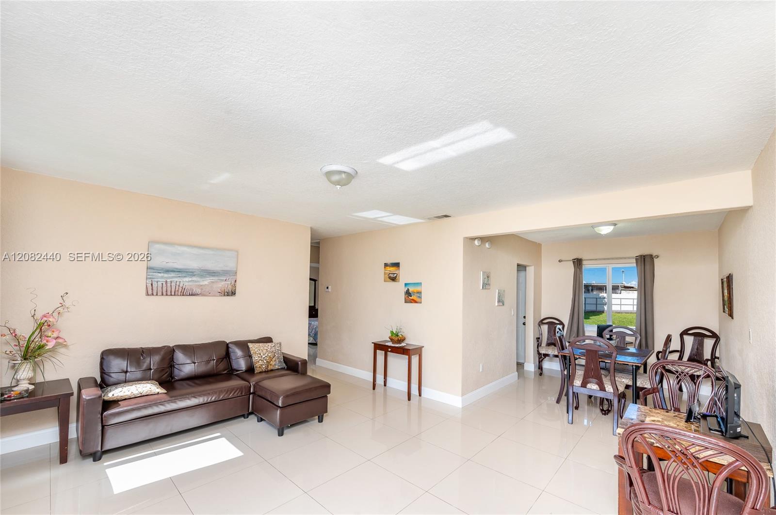 1020 SW 73rd Pl — Photo 2