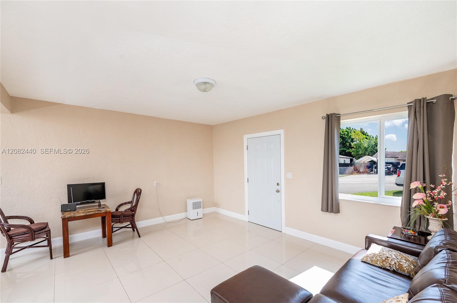 1020 SW 73rd Pl — Photo 3