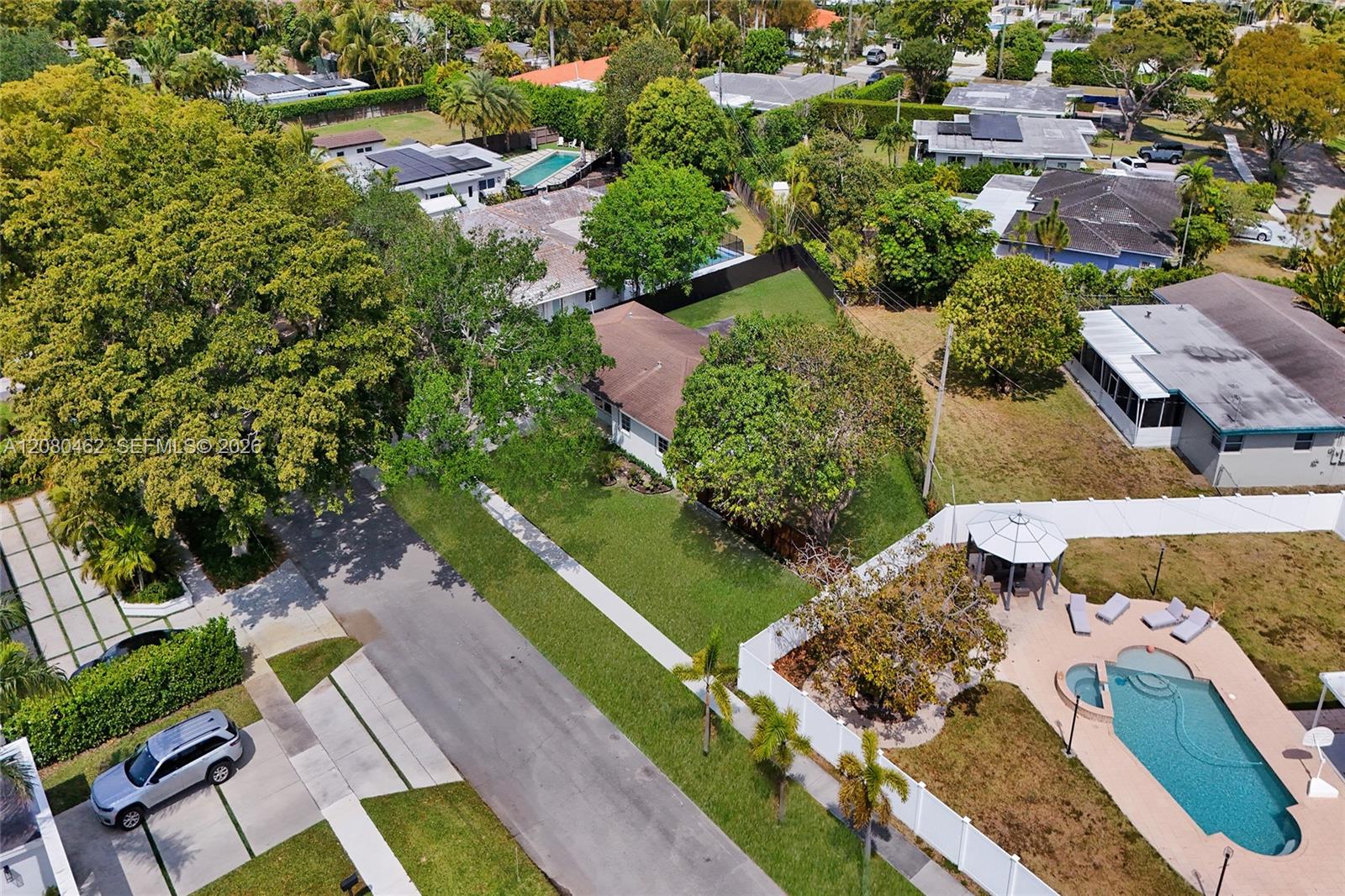 2125 Alamanda Dr — Photo 2