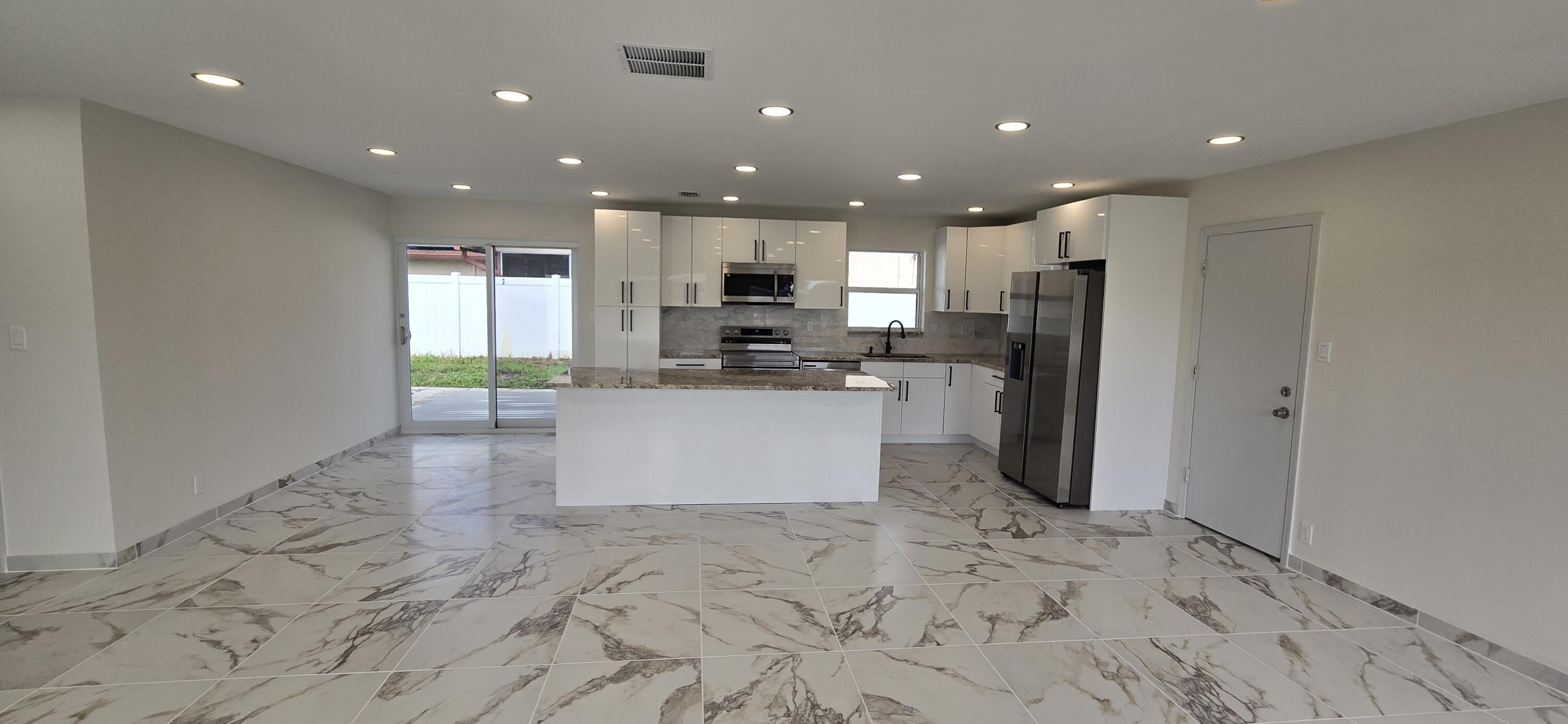 303 SW 33RD Terrace — Photo 3