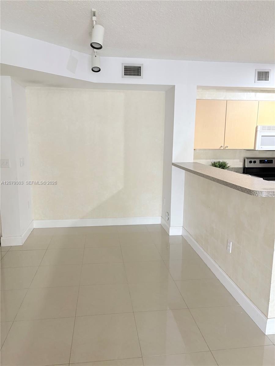 8030 N Nob Hill Rd # 105 — Photo 4