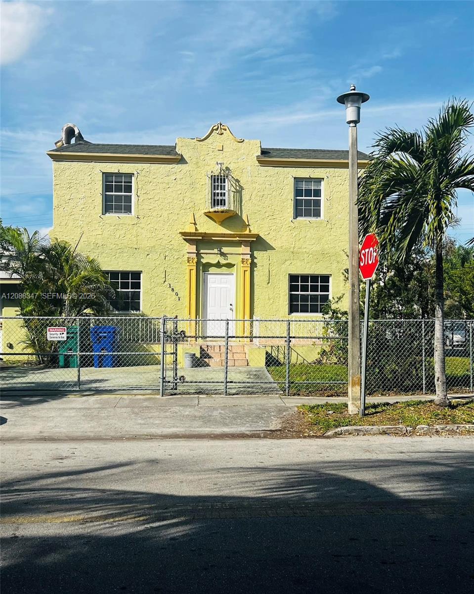 1801 SW 10th St — Photo 2