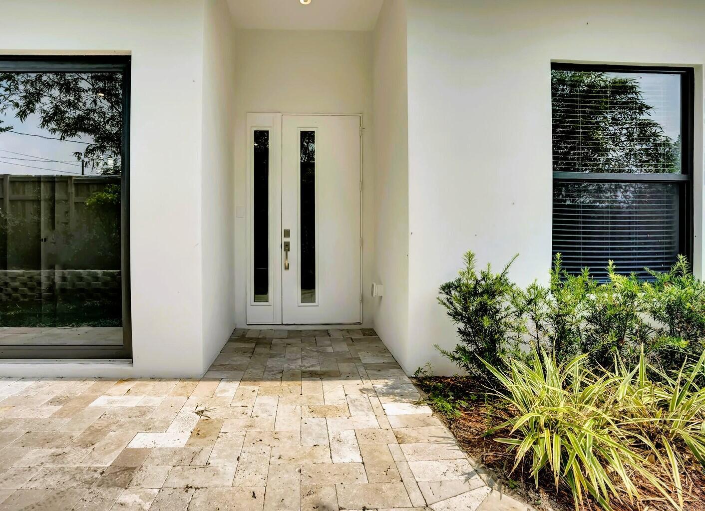 2517 Oceanview Avenue E — Photo 3