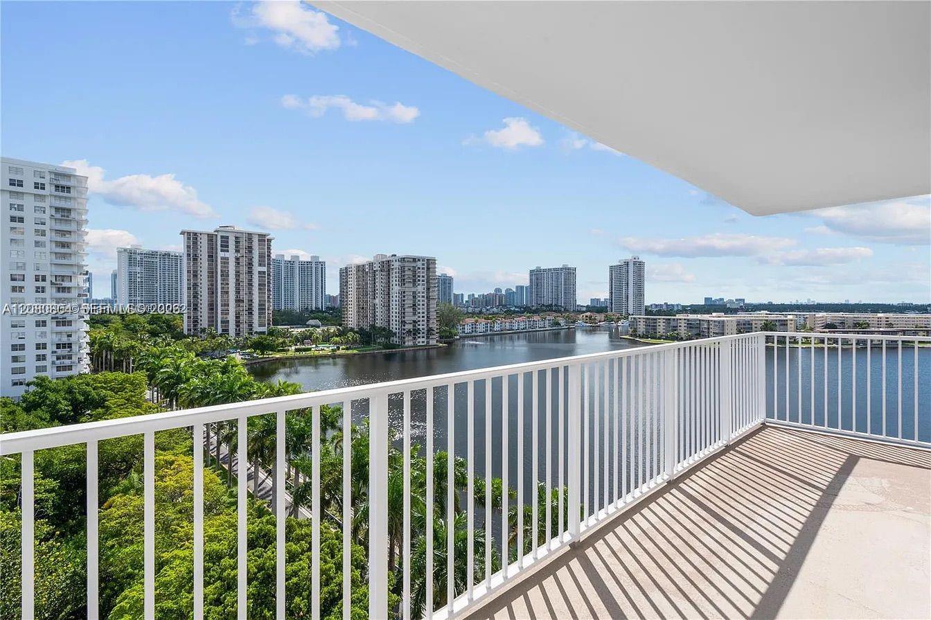 2801 NE 183rd St # 1016W — Photo 4