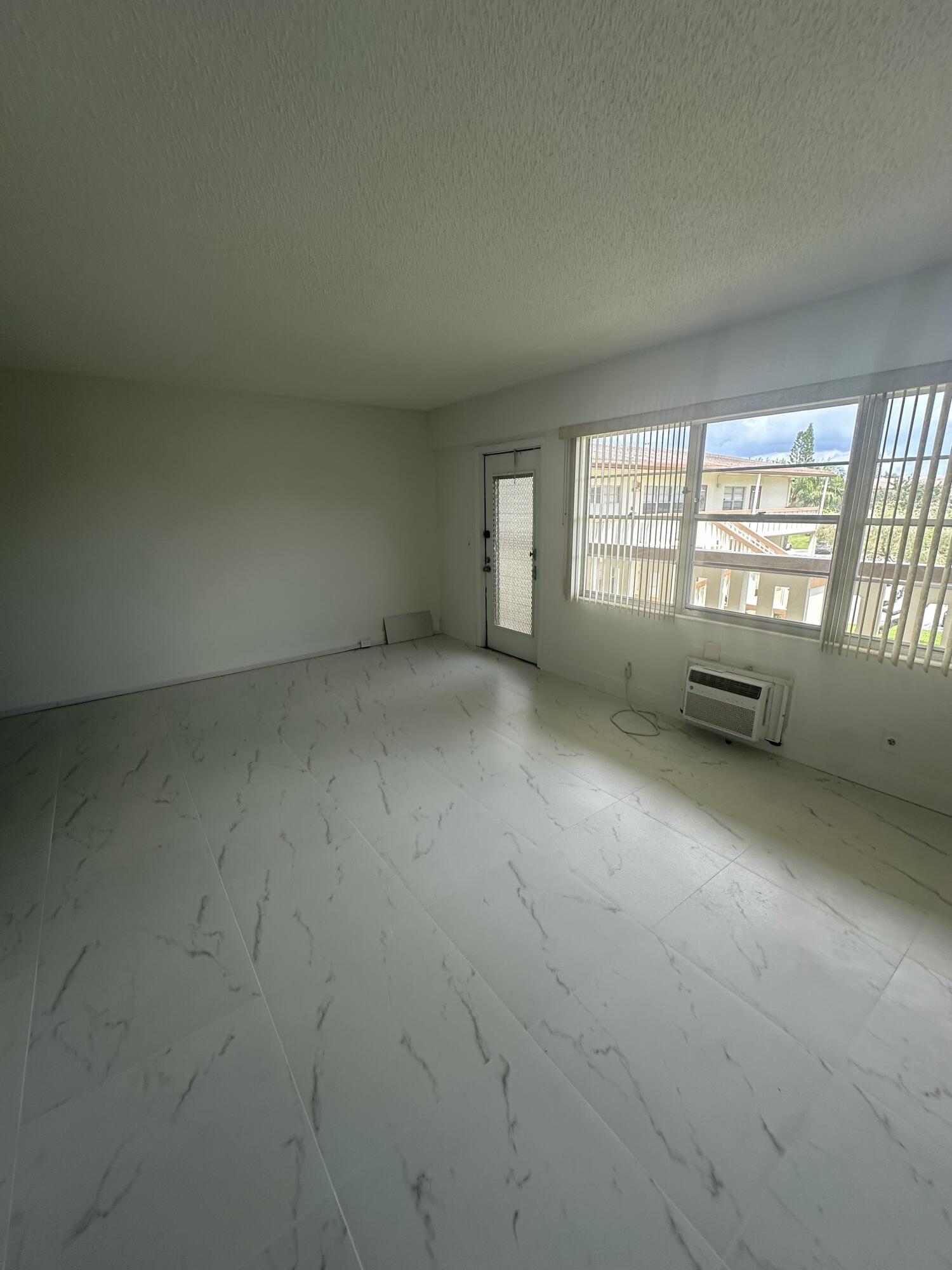 205 MANSFIELD Way E — Photo 2