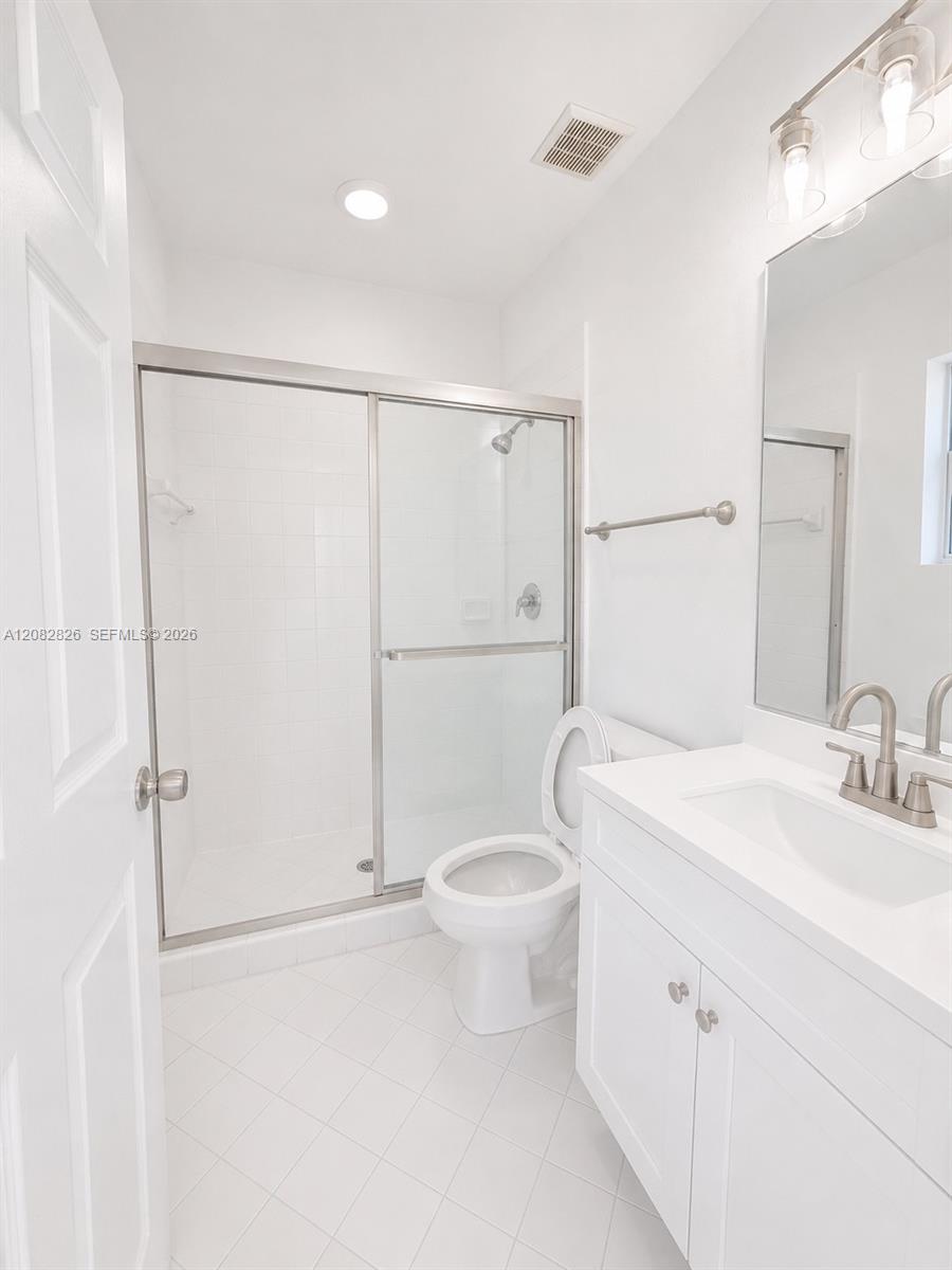 1570 NE 33rd Rd # 11 — Photo 2