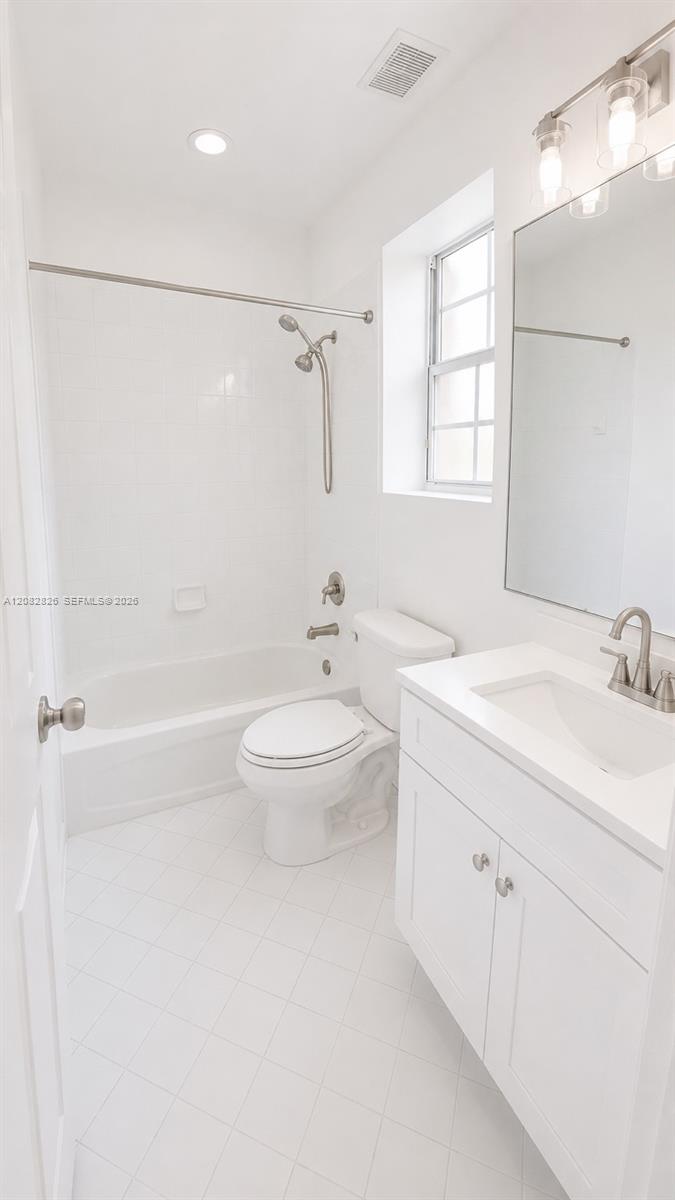 1570 NE 33rd Rd # 11 — Photo 3