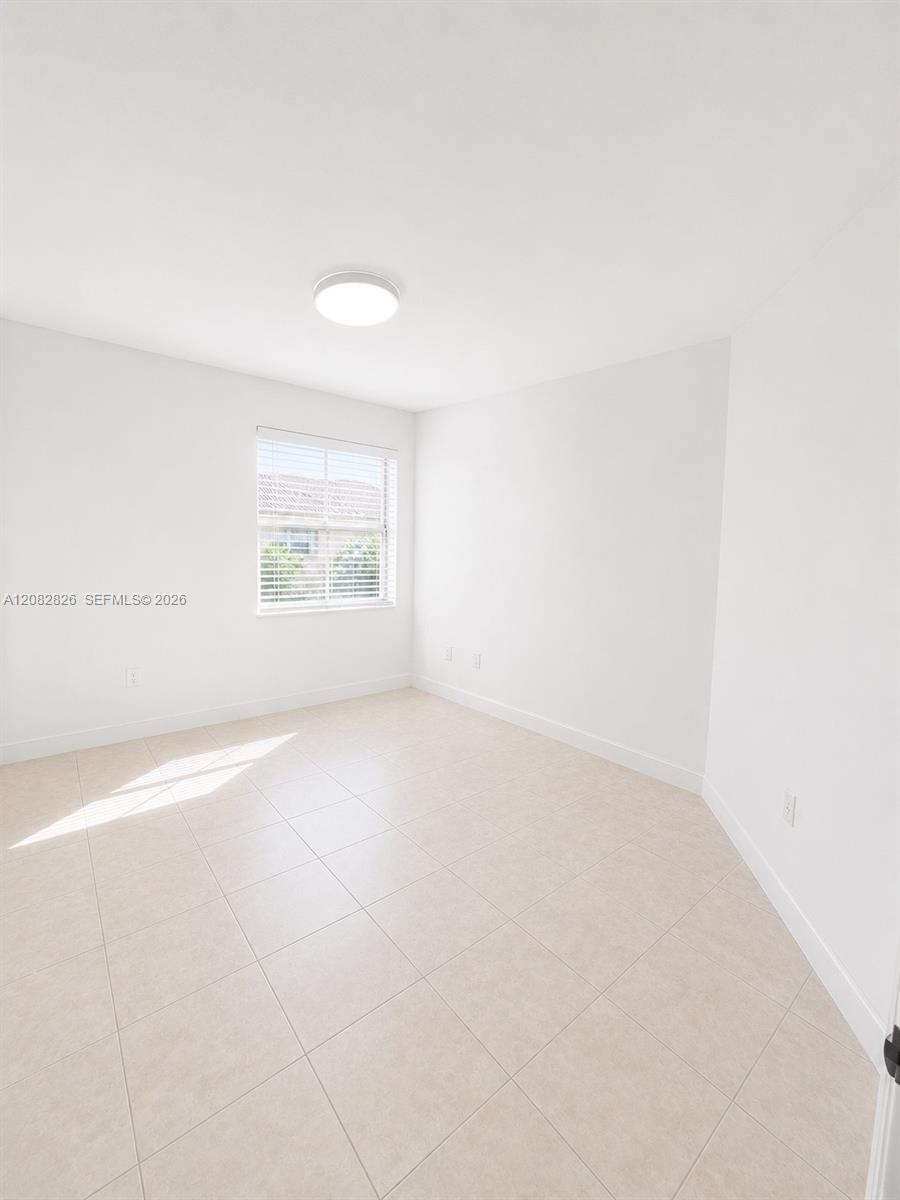 1570 NE 33rd Rd # 11 — Photo 4