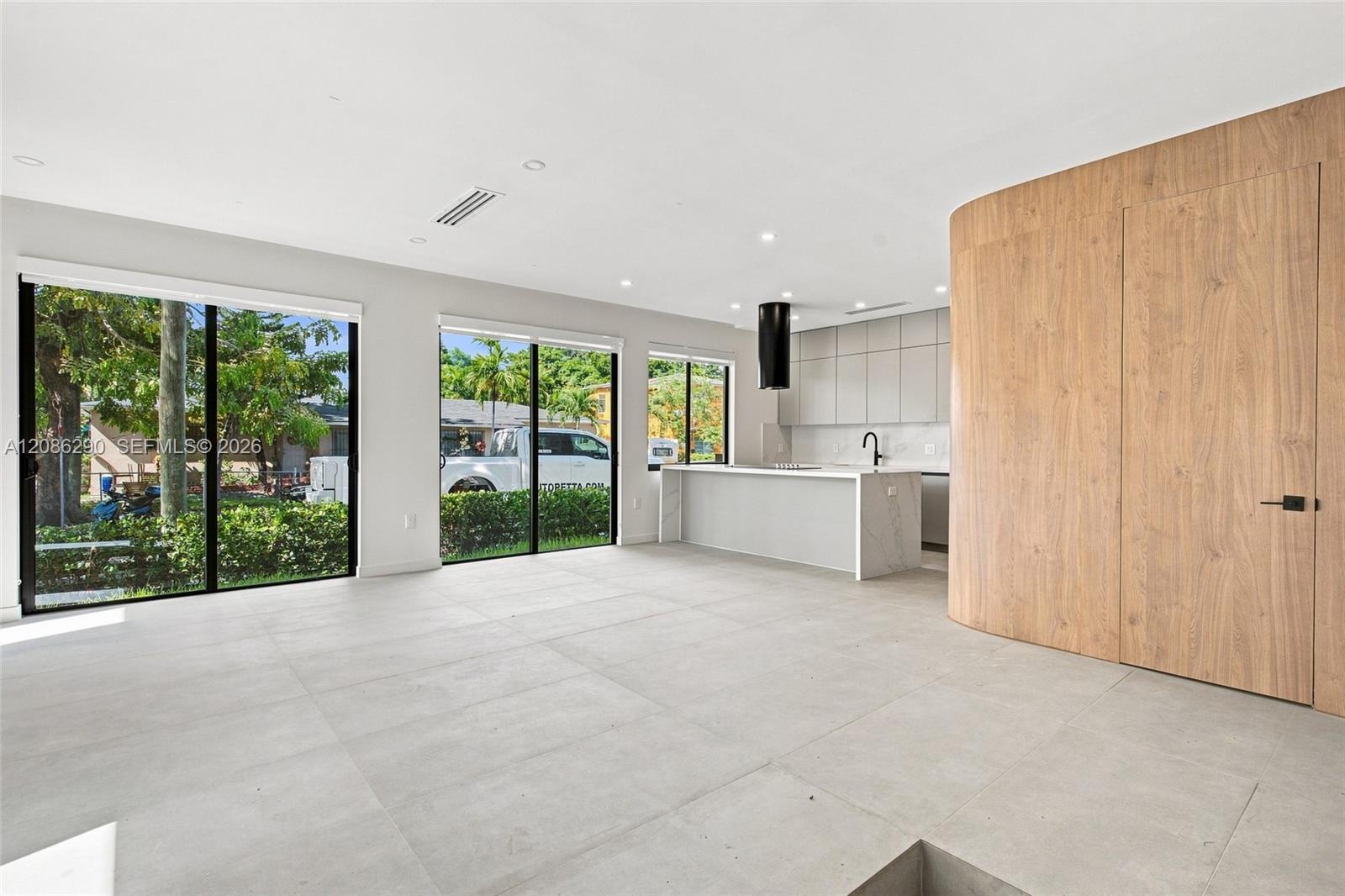 1001 SW 10 AVE — Photo 4