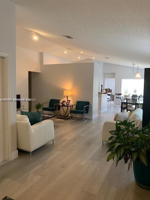 1477 Majesty Ter — Photo 3