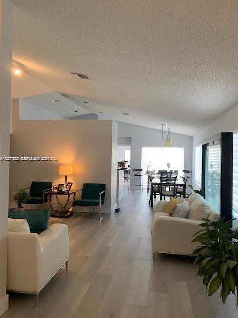1477 Majesty Ter — Photo 4