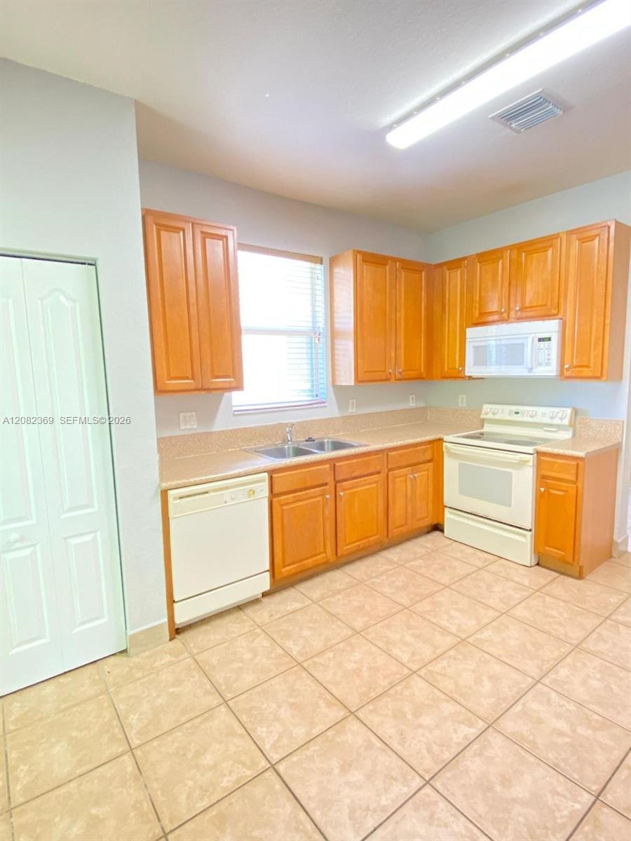 2302 NE 37th Ter # 2302 — Photo 4