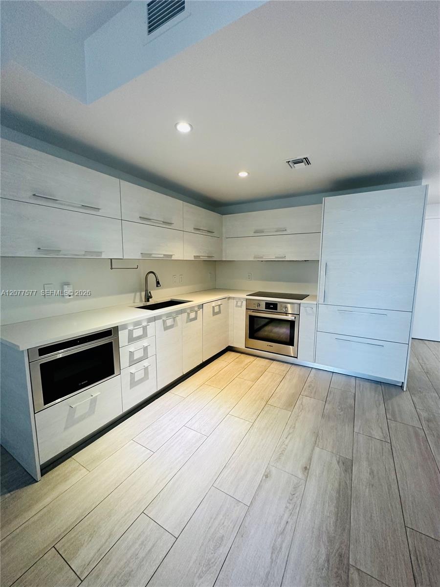 45 SW 9th St # 1202 — Photo 2