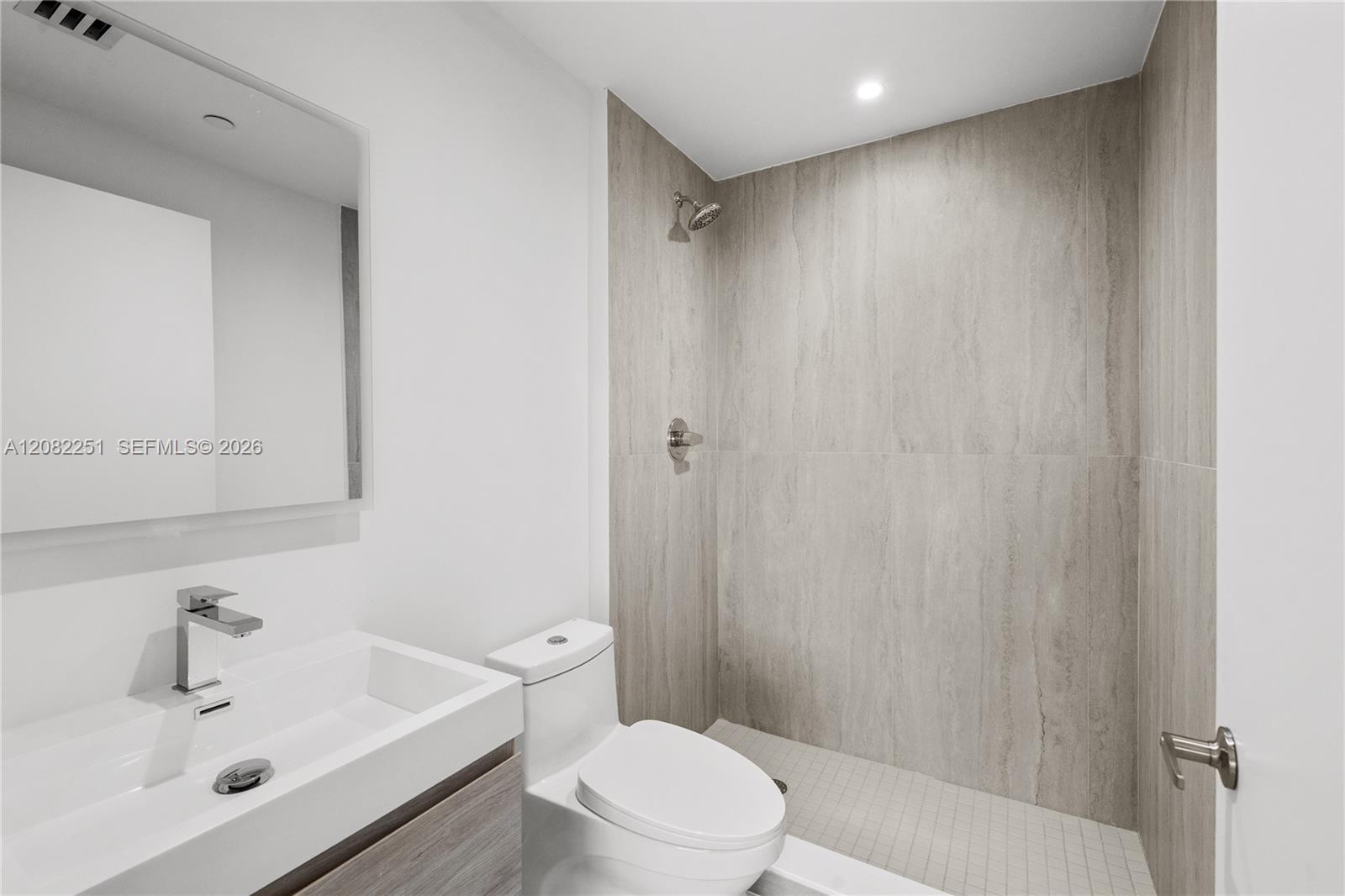 215 SE 4th St # 202 — Photo 4