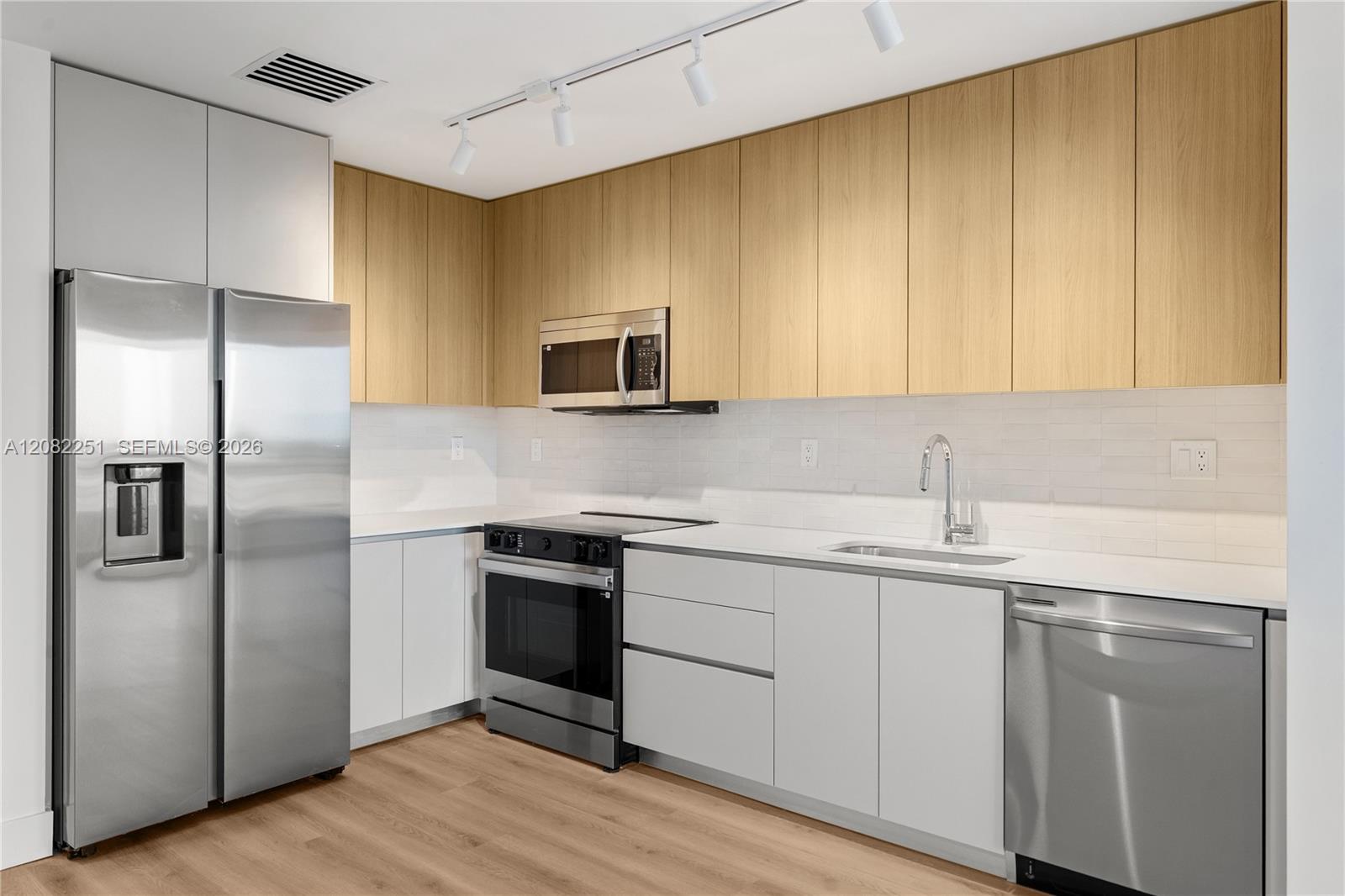 215 SE 4th St # 202 — Photo 5