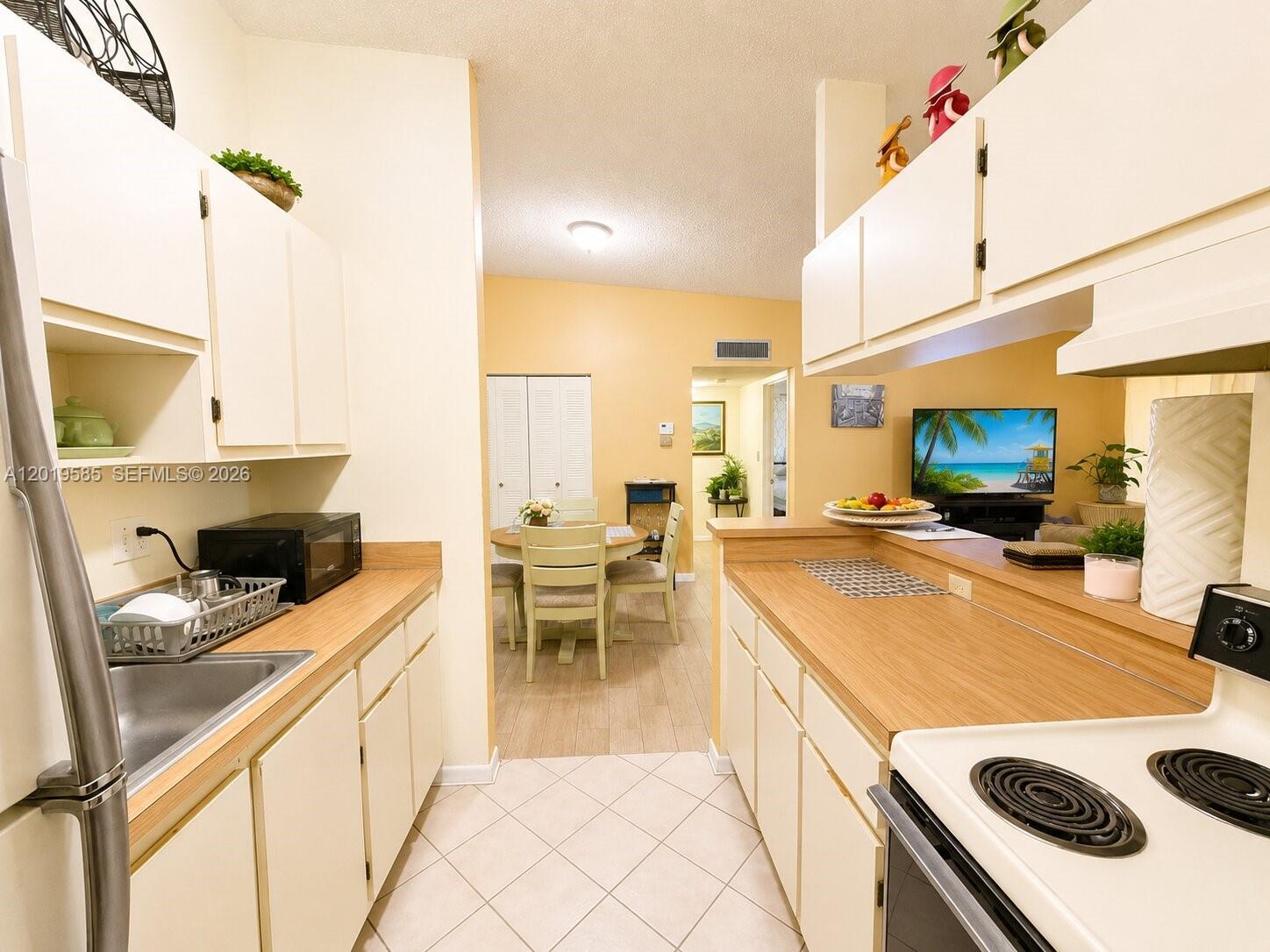 7837 Ashmont Cir # 212 — Photo 4