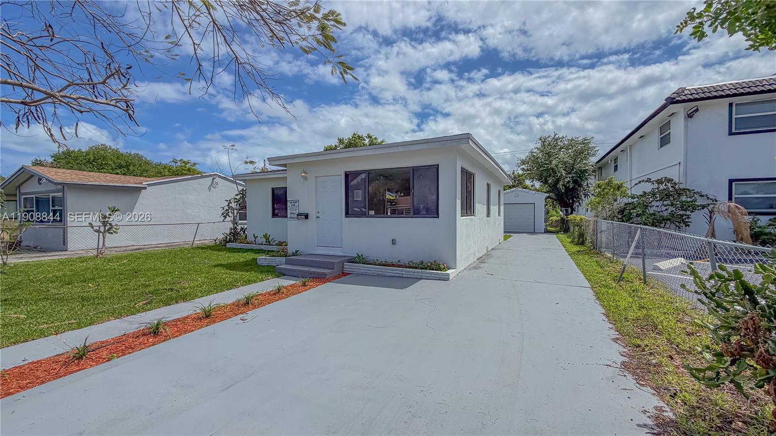 2462 Johnson St — Photo 2