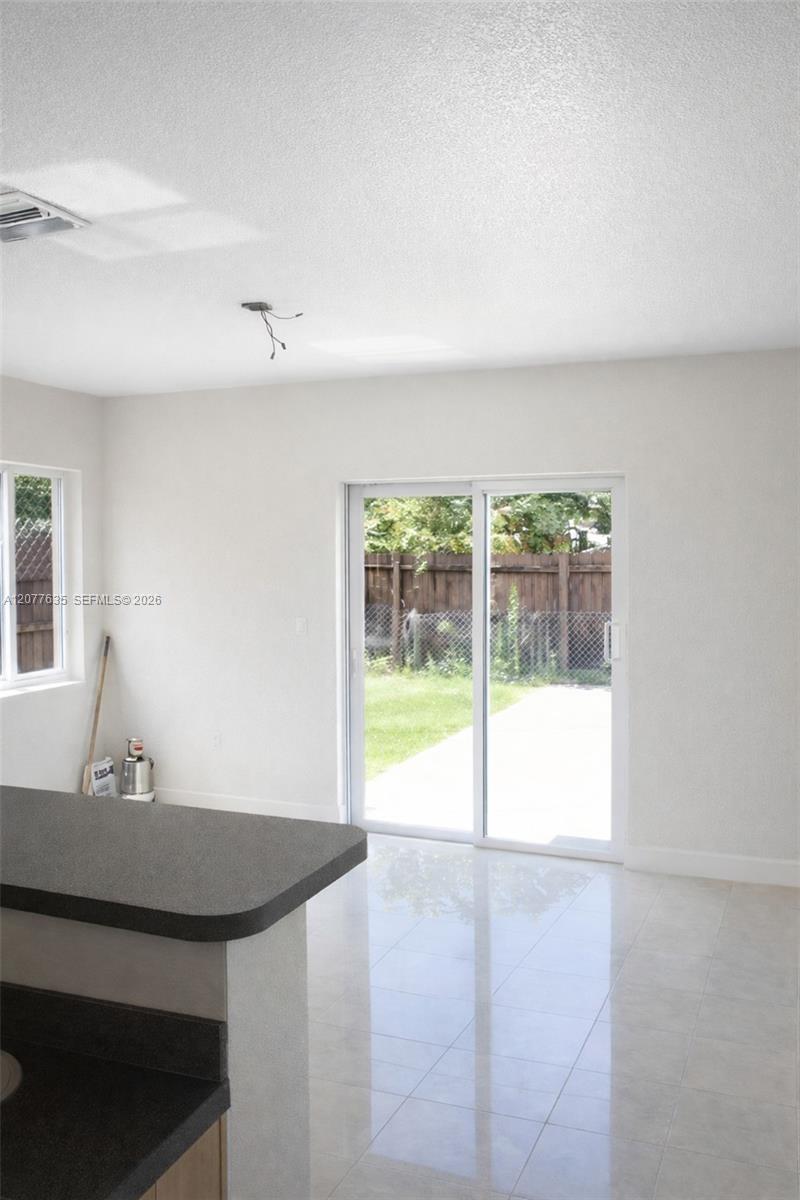 318 NE 166th St # 318 — Photo 5